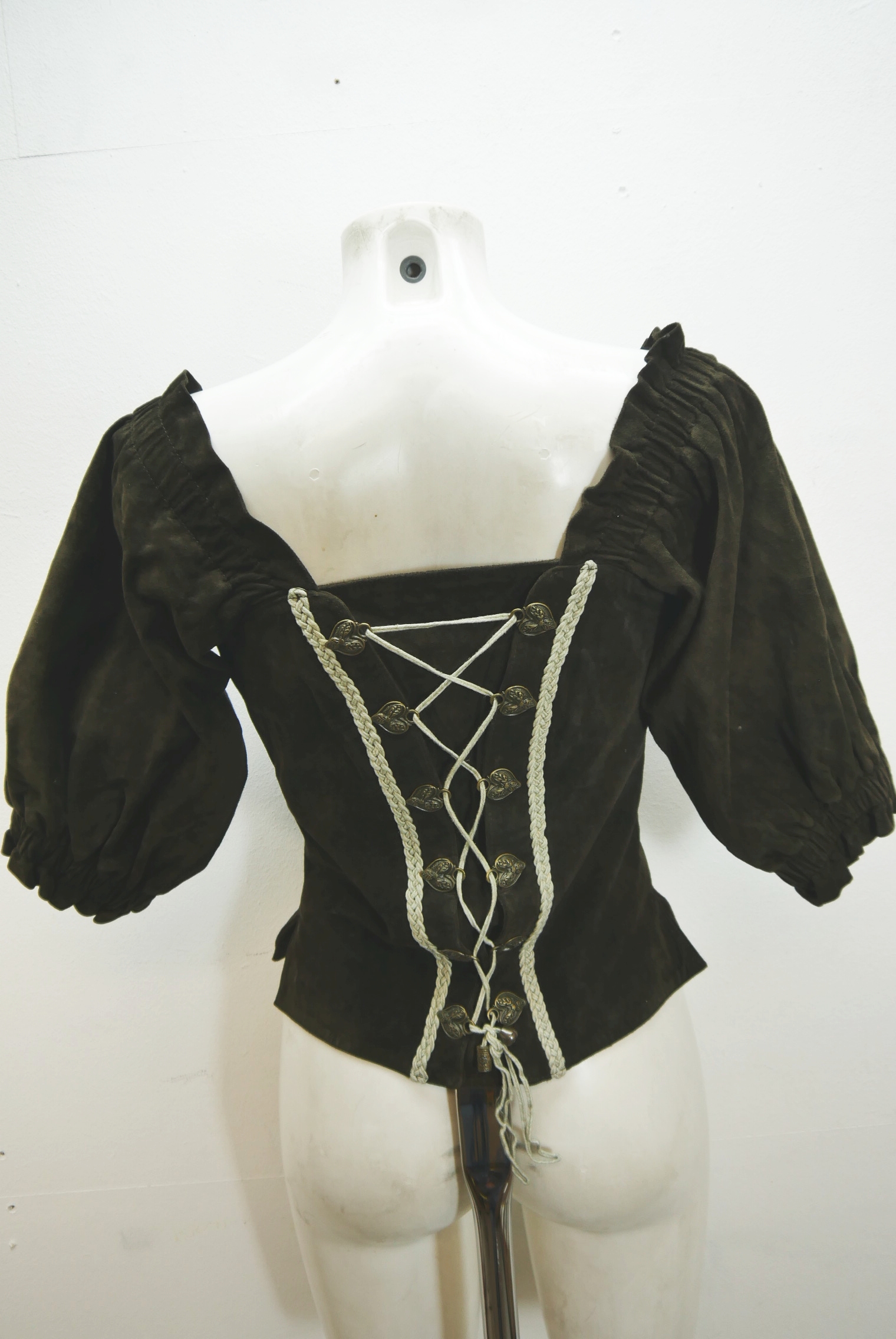 lederjacke-blazer-vintage-janker-damen-trachenjacke-leder-jacke-trachten-kurz-lang-sommer-individuell-tailliert-gebraucht-second-hand-80er-90er-lederjacke-dalo041-21