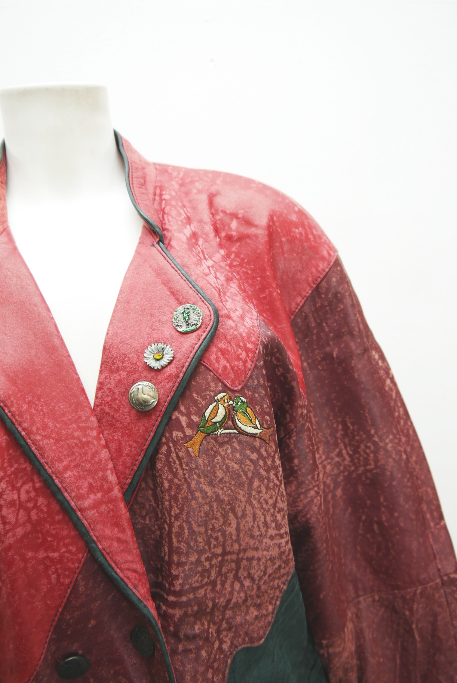 lederjacke-blazer-vintage-janker-damen-trachenjacke-leder-jacke-trachten-kurz-lang-sommer-individuell-tailliert-gebraucht-second-hand-80er-90er-lederjacke-dalo041-24