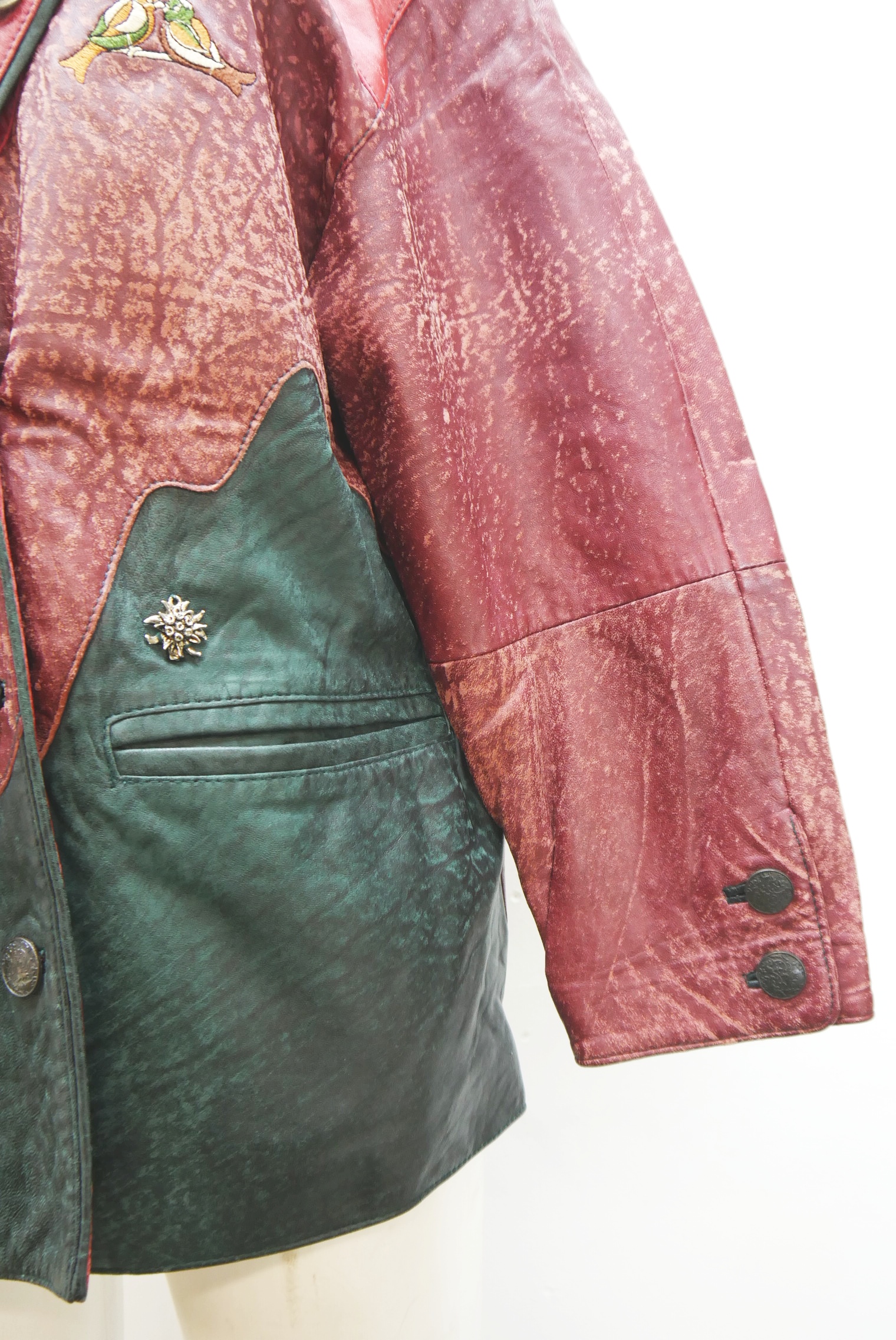 lederjacke-blazer-vintage-janker-damen-trachenjacke-leder-jacke-trachten-kurz-lang-sommer-individuell-tailliert-gebraucht-second-hand-80er-90er-lederjacke-dalo041-26