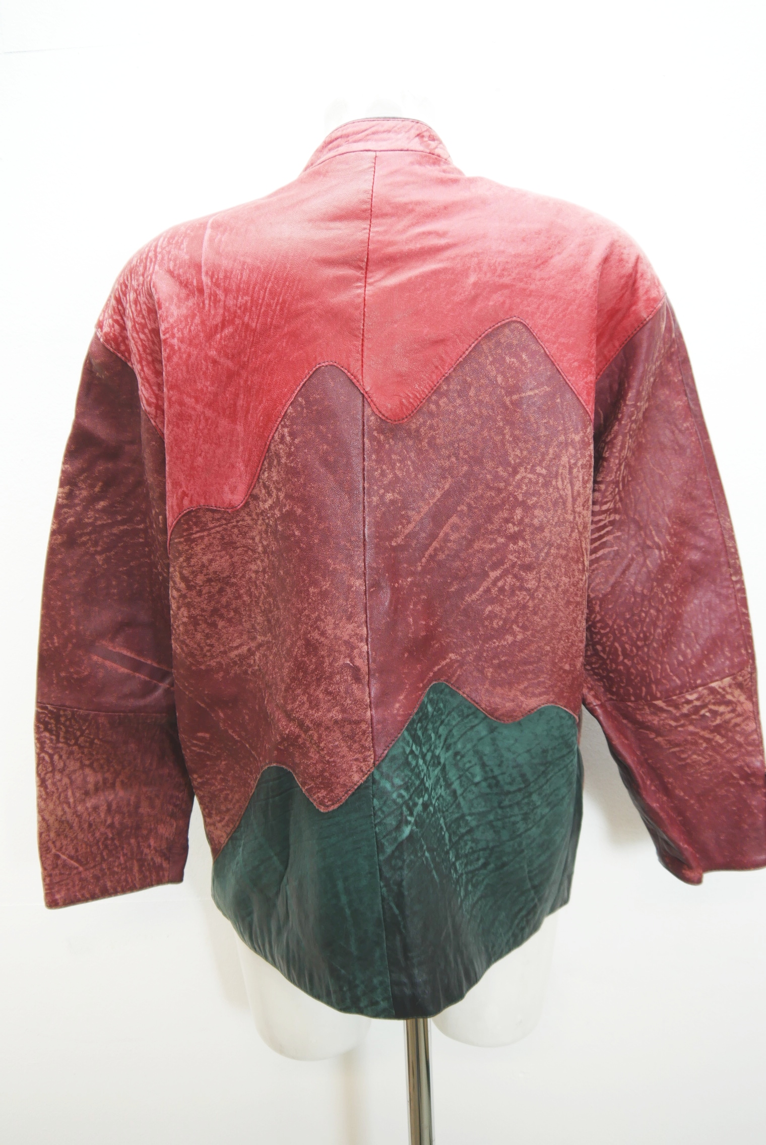 lederjacke-blazer-vintage-janker-damen-trachenjacke-leder-jacke-trachten-kurz-lang-sommer-individuell-tailliert-gebraucht-second-hand-80er-90er-lederjacke-dalo041-27