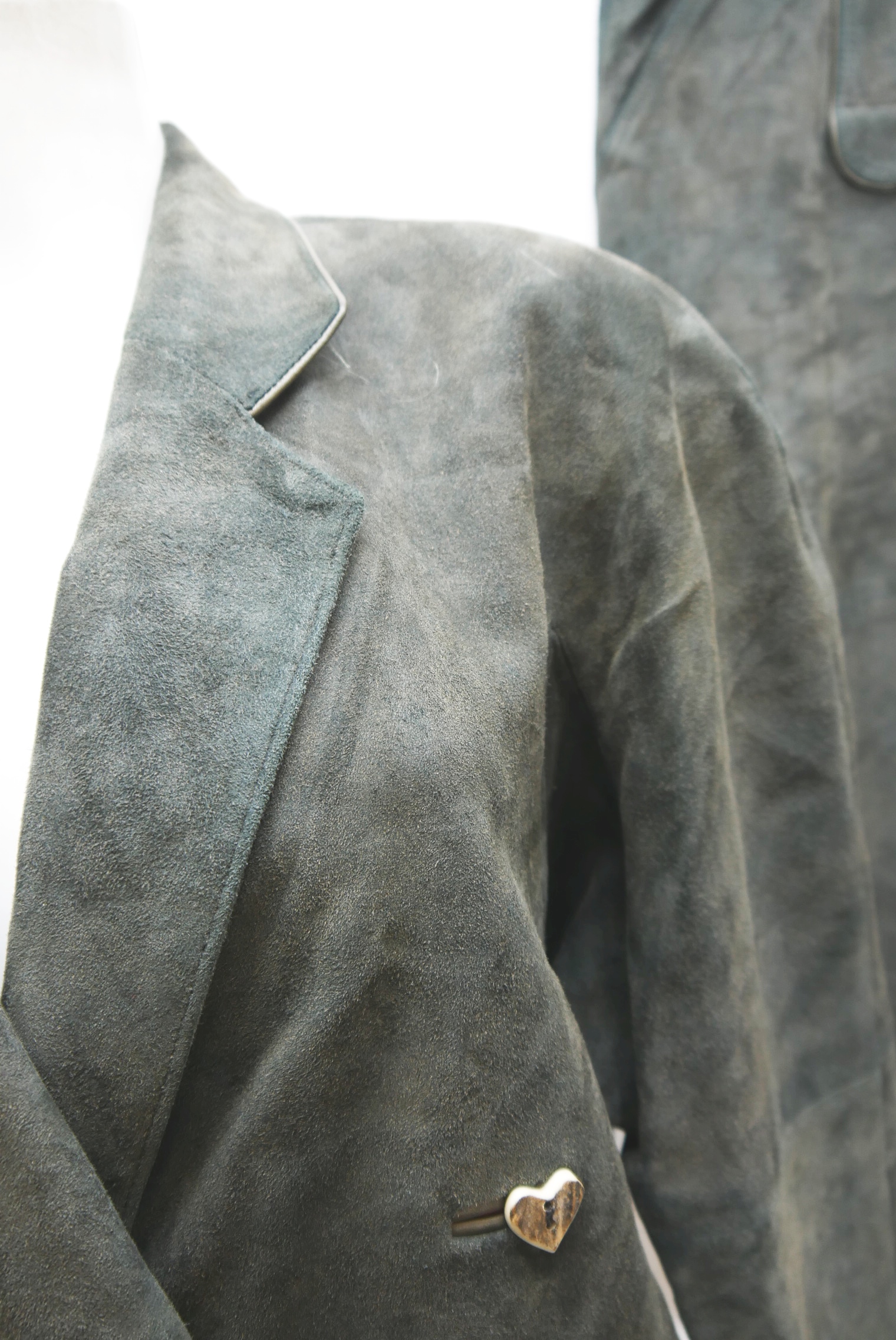 lederjacke-blazer-vintage-janker-damen-trachenjacke-leder-jacke-trachten-kurz-lang-sommer-individuell-tailliert-gebraucht-second-hand-80er-90er-lederjacke-dalo041-3