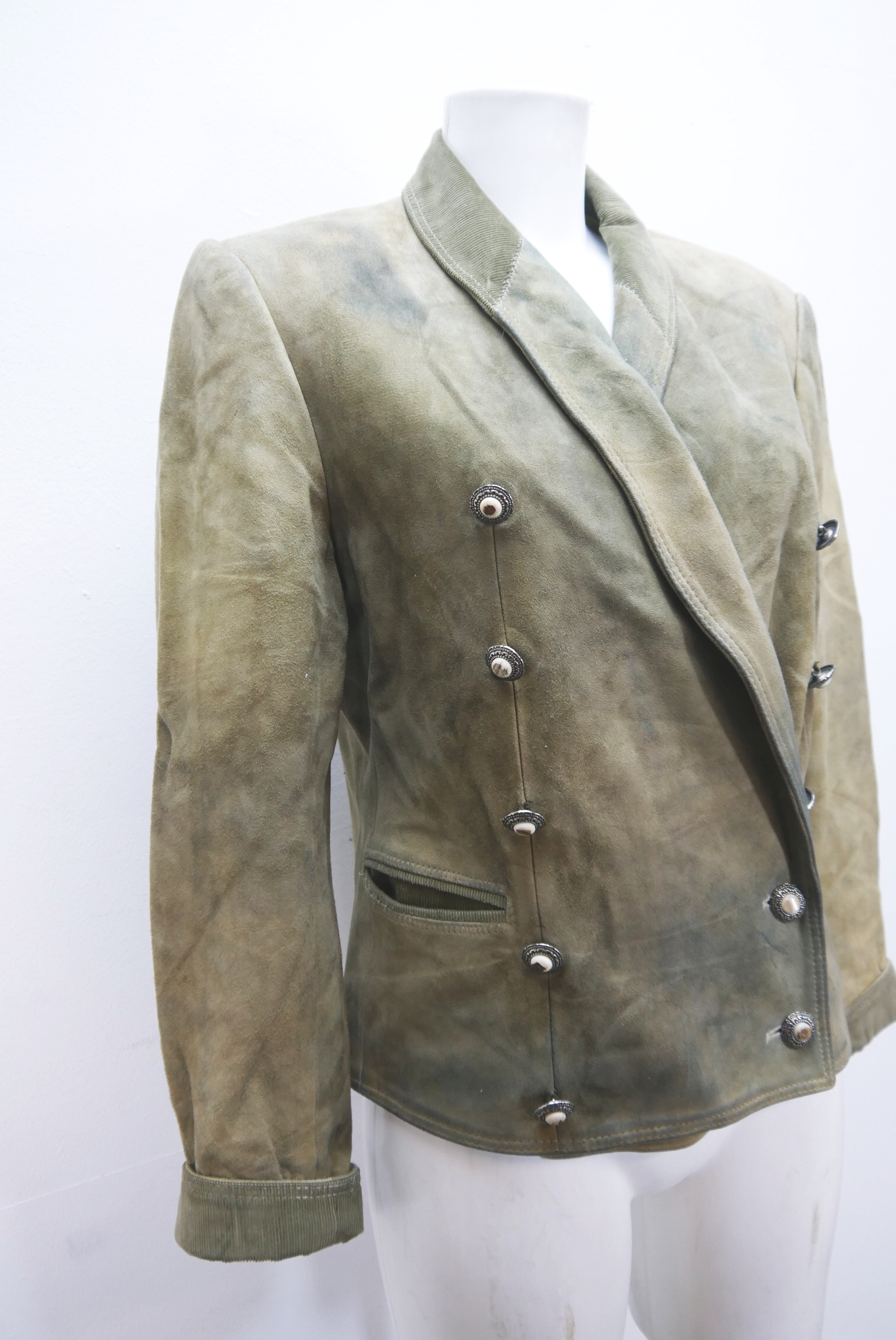 lederjacke-blazer-vintage-janker-damen-trachenjacke-leder-jacke-trachten-kurz-lang-sommer-individuell-tailliert-gebraucht-second-hand-80er-90er-lederjacke-dalo041-31