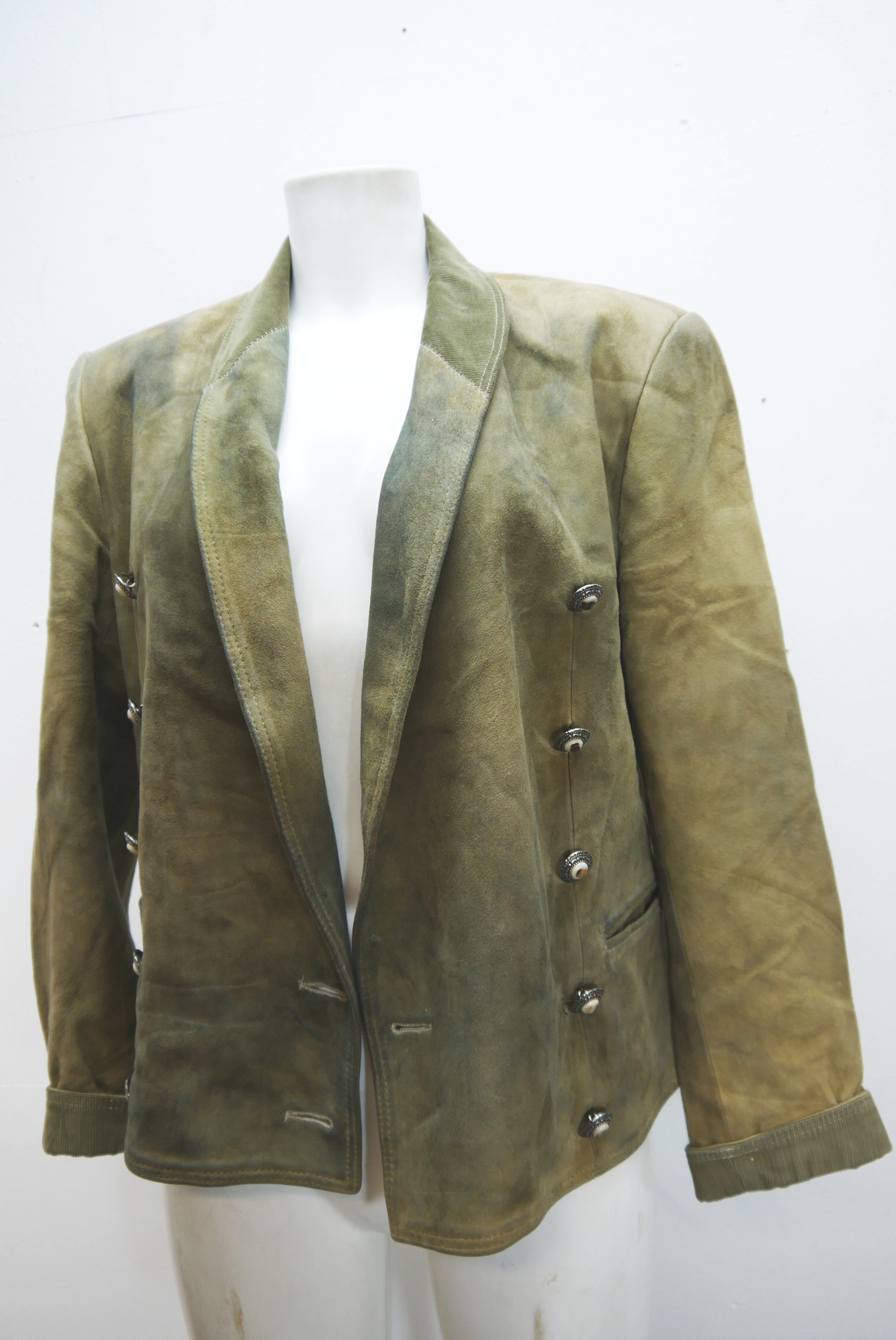 lederjacke-blazer-vintage-janker-damen-trachenjacke-leder-jacke-trachten-kurz-lang-sommer-individuell-tailliert-gebraucht-second-hand-80er-90er-lederjacke-dalo041-34