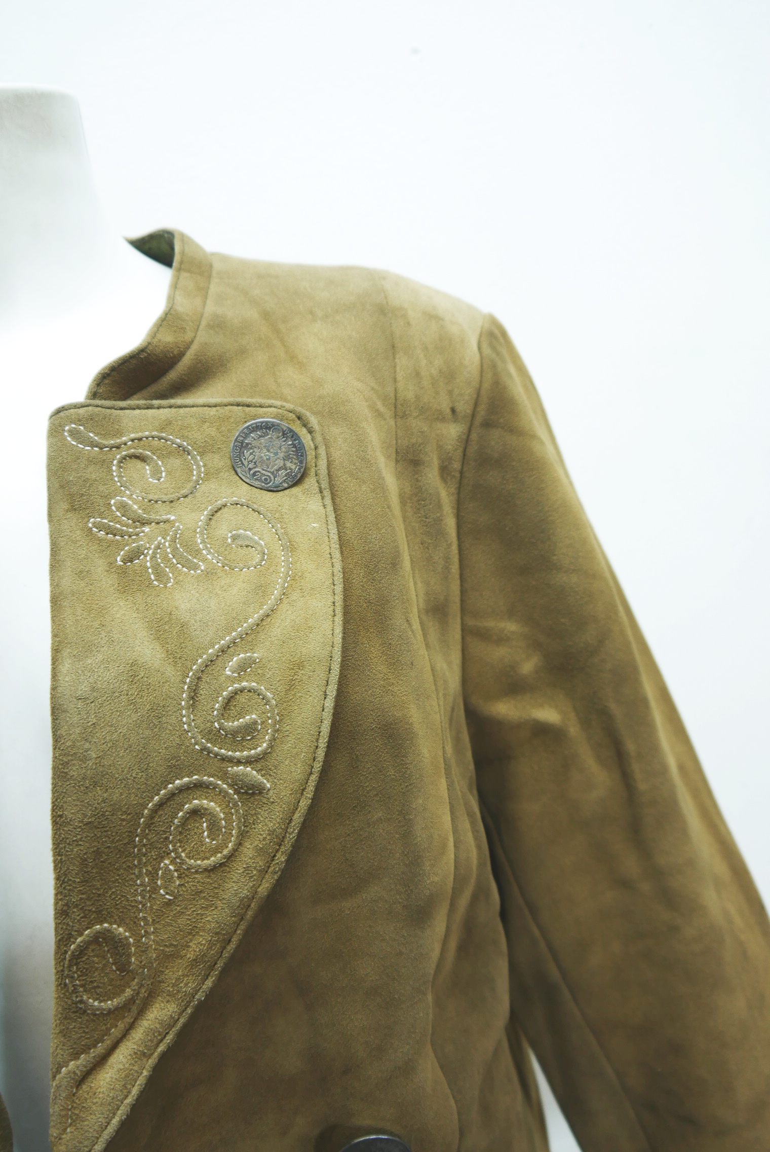 lederjacke-blazer-vintage-janker-damen-trachenjacke-leder-jacke-trachten-kurz-lang-sommer-individuell-tailliert-gebraucht-second-hand-80er-90er-lederjacke-dalo041-37