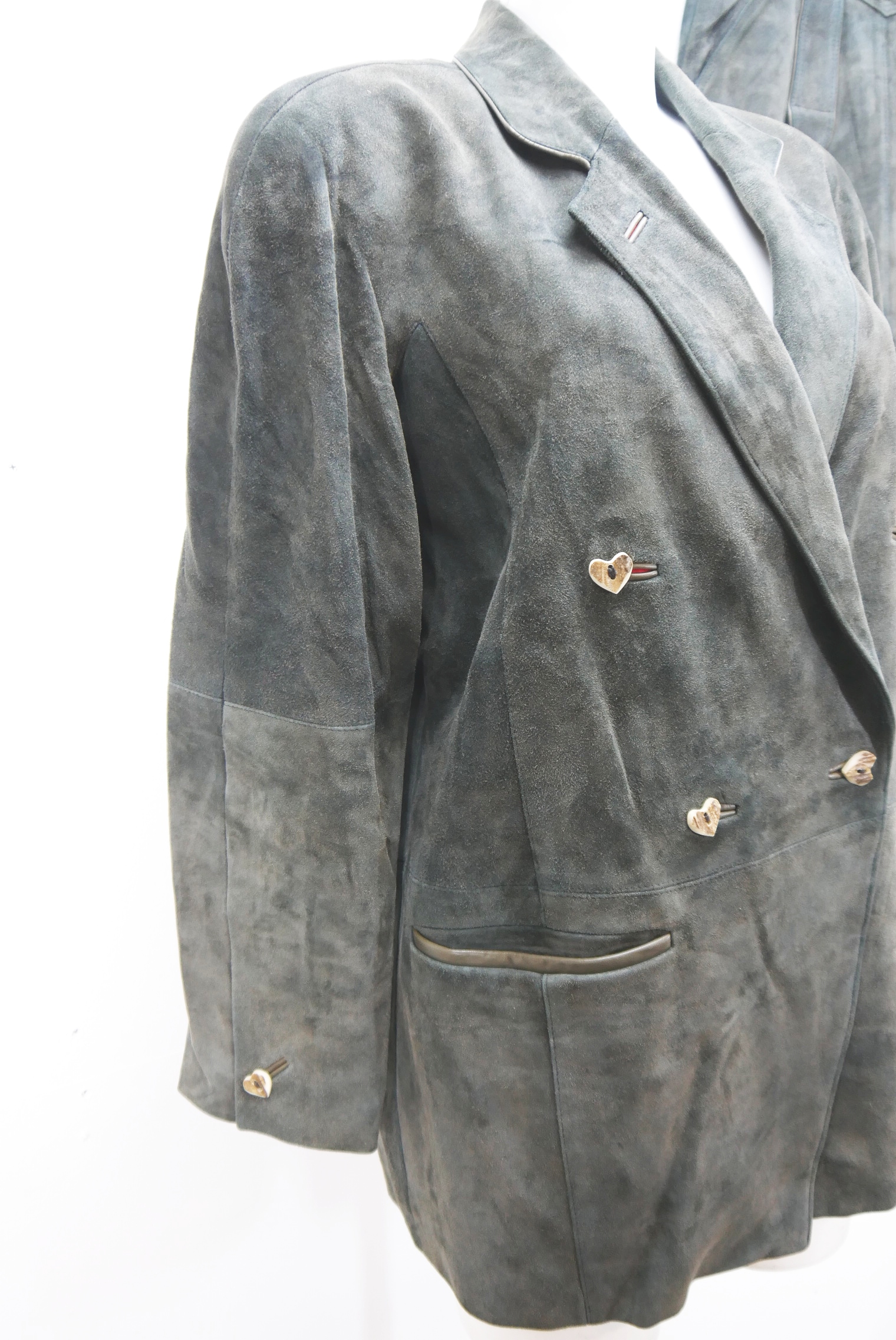 lederjacke-blazer-vintage-janker-damen-trachenjacke-leder-jacke-trachten-kurz-lang-sommer-individuell-tailliert-gebraucht-second-hand-80er-90er-lederjacke-dalo041-4