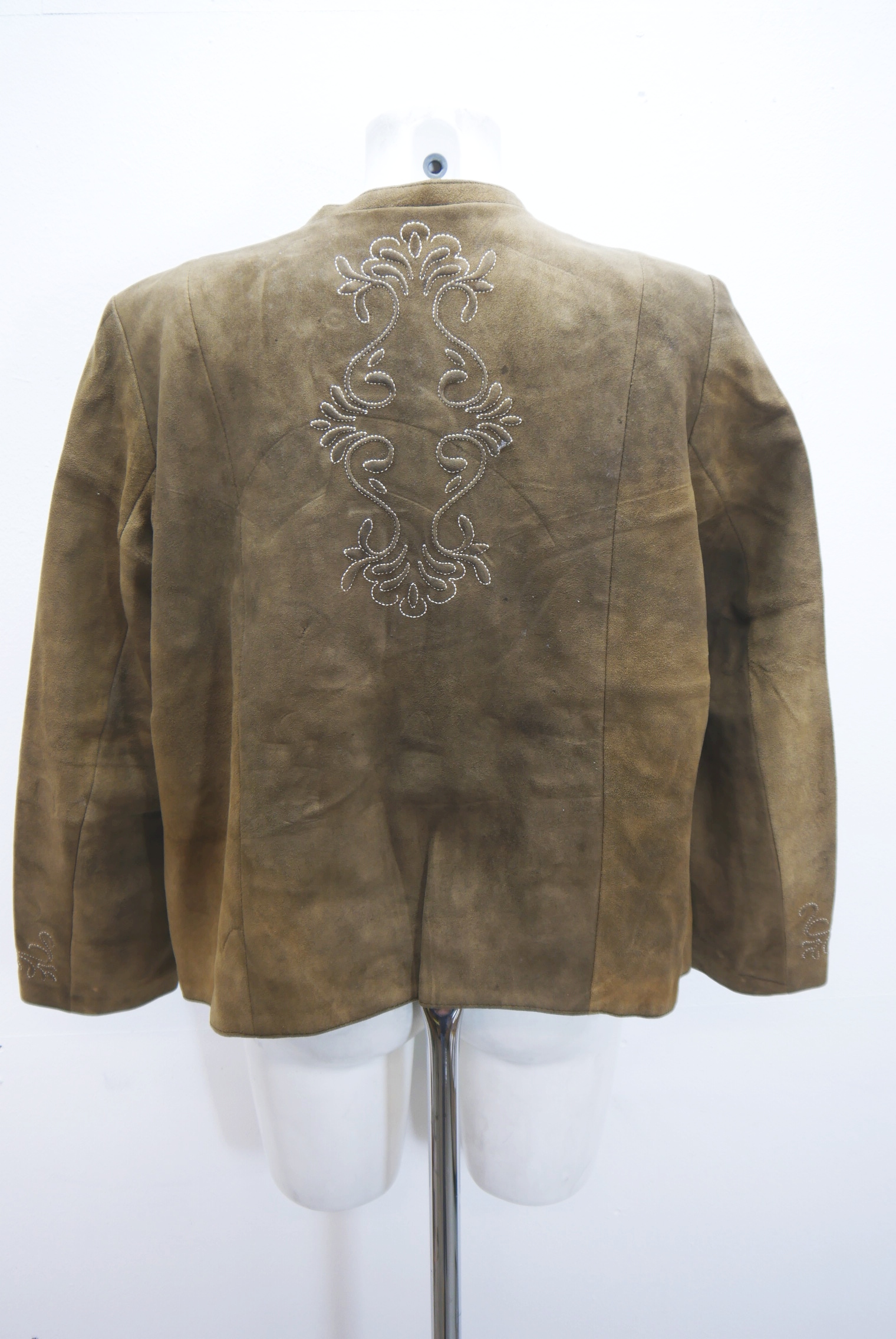 lederjacke-blazer-vintage-janker-damen-trachenjacke-leder-jacke-trachten-kurz-lang-sommer-individuell-tailliert-gebraucht-second-hand-80er-90er-lederjacke-dalo041-41