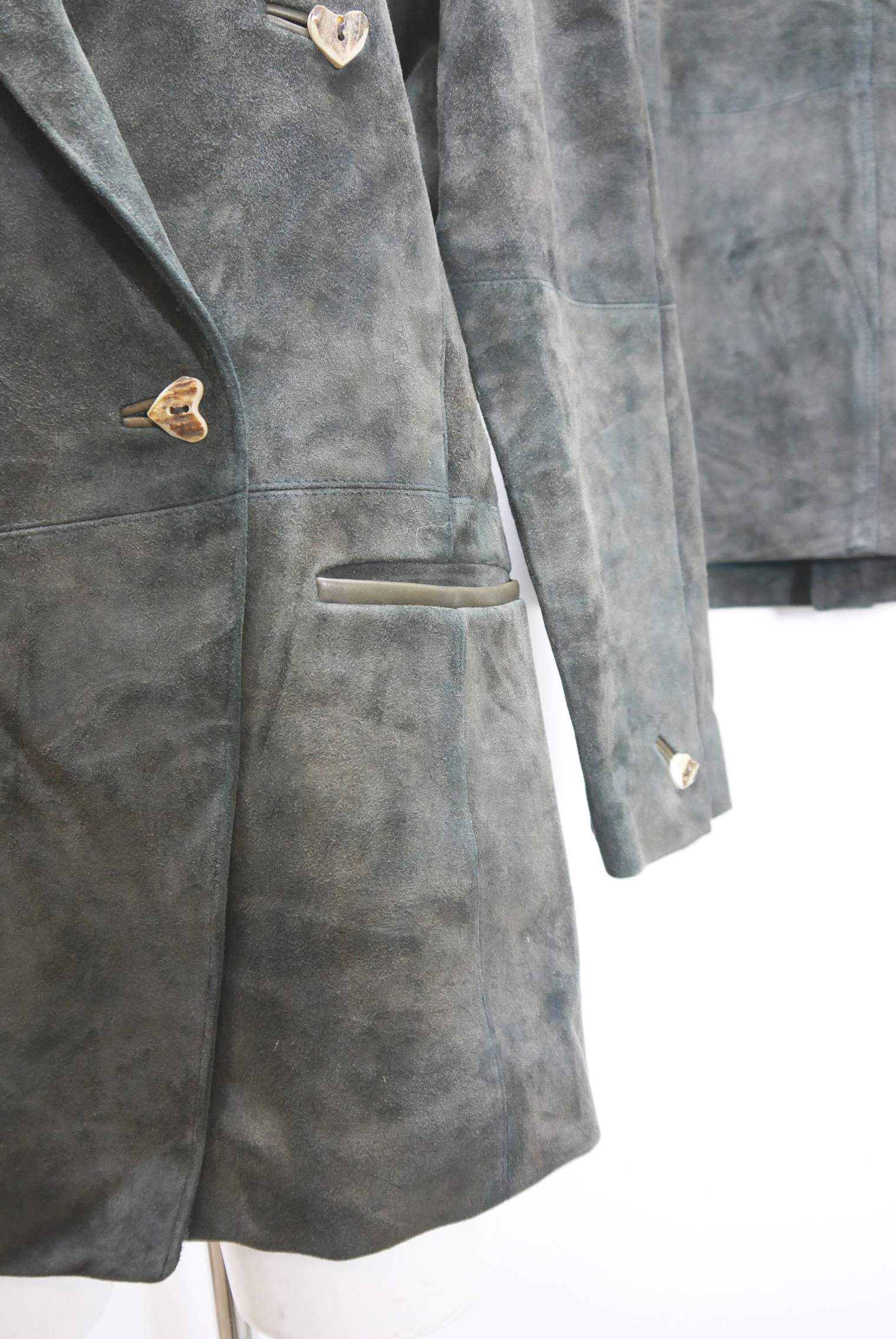 lederjacke-blazer-vintage-janker-damen-trachenjacke-leder-jacke-trachten-kurz-lang-sommer-individuell-tailliert-gebraucht-second-hand-80er-90er-lederjacke-dalo041-5