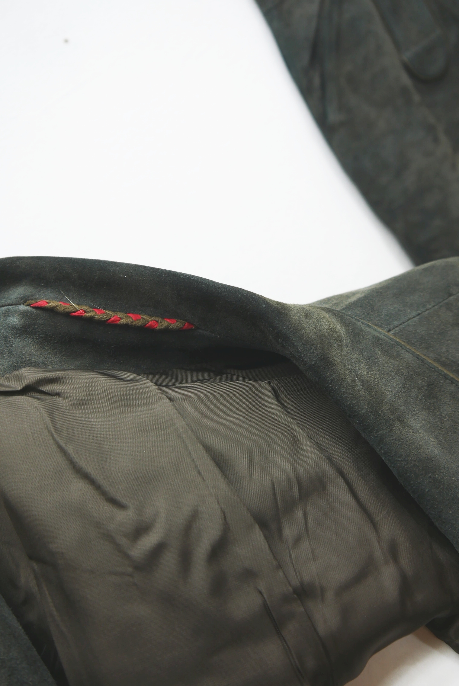 lederjacke-blazer-vintage-janker-damen-trachenjacke-leder-jacke-trachten-kurz-lang-sommer-individuell-tailliert-gebraucht-second-hand-80er-90er-lederjacke-dalo041-8