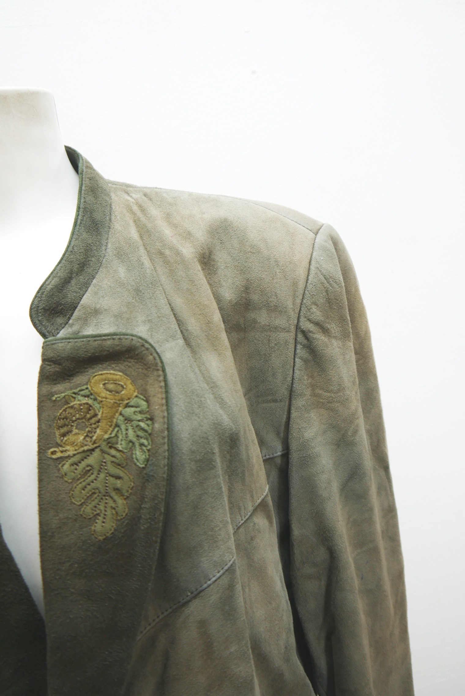 lederjacke-vintage-janker-herren-trachenjacke-leder-jacke-trachten-kurz-lang-sommer-hochwertig-gebrauchte-second-hand-80er-90er-lederjacke-dalo041-1-2