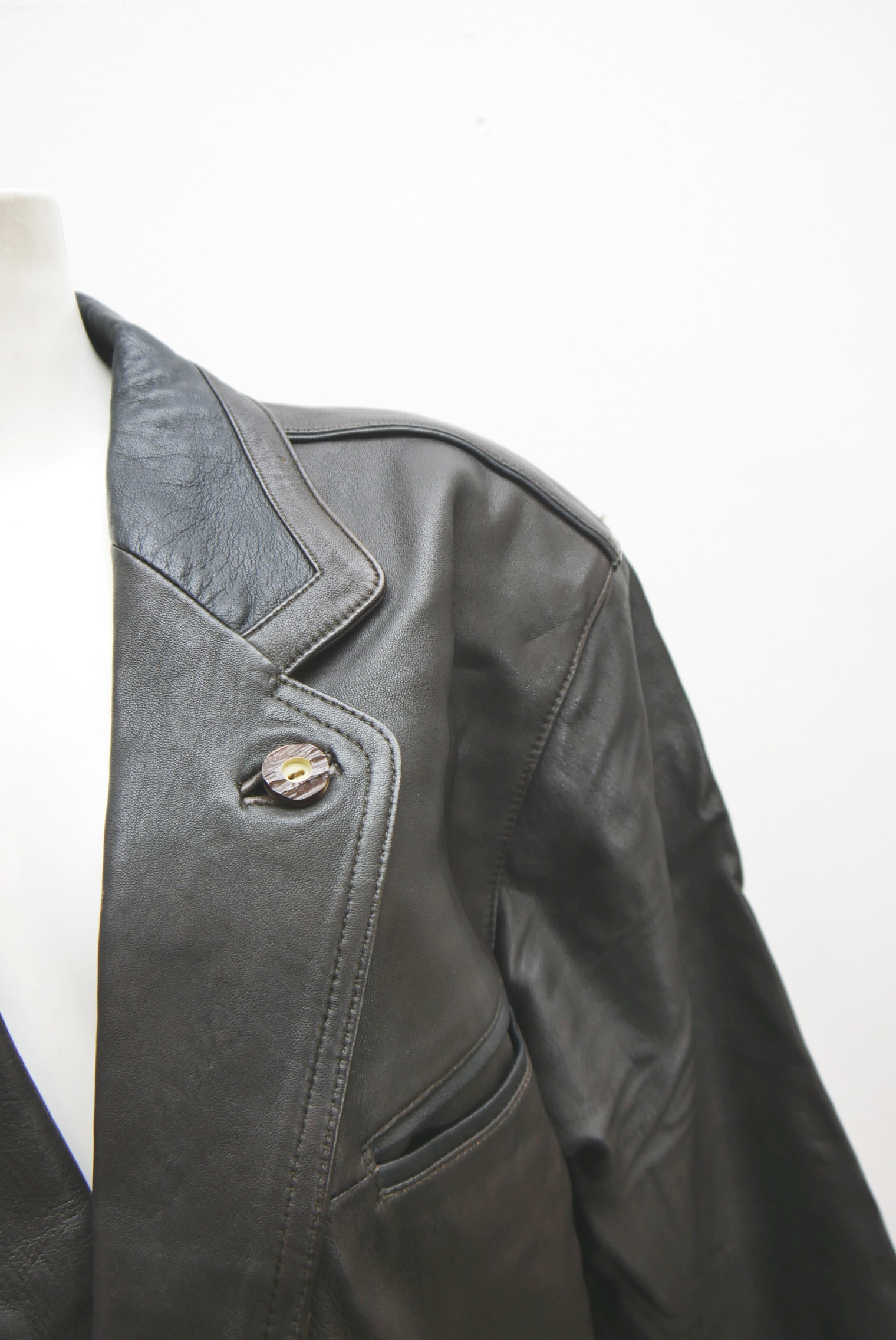 lederjanker-trachtenjacke-glattleder-hirschleder-ziegenvelour-leder-laessig-janker-wildleder-jacke-vintage-second-hand-gebrauchte-lederjacke-hele028-44