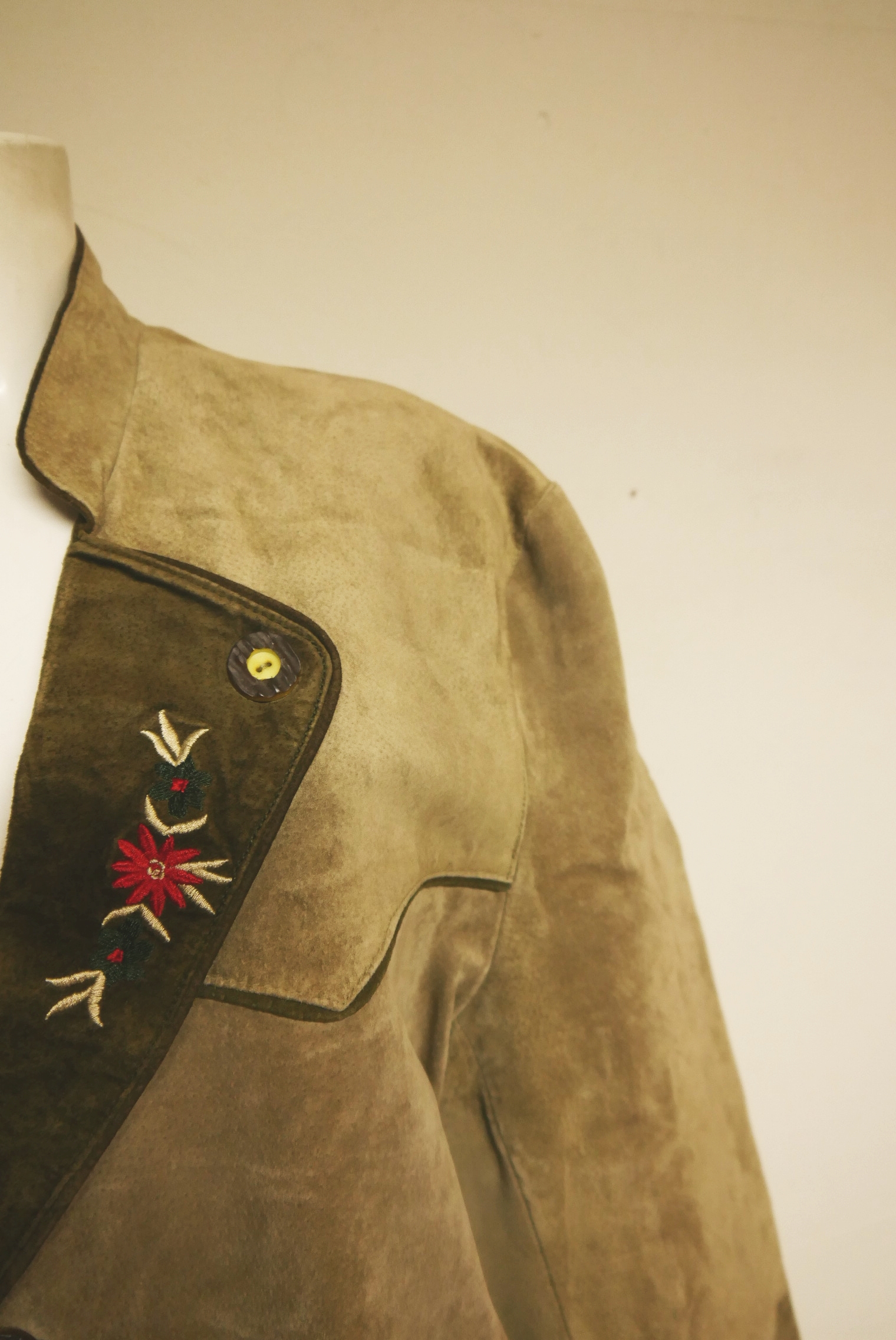 lederjanker-trachtenjacke-glattleder-hirschleder-ziegenvelour-leder-laessig-janker-wildleder-jacke-vintage-second-hand-gebrauchte-lederjacke-hele029-83