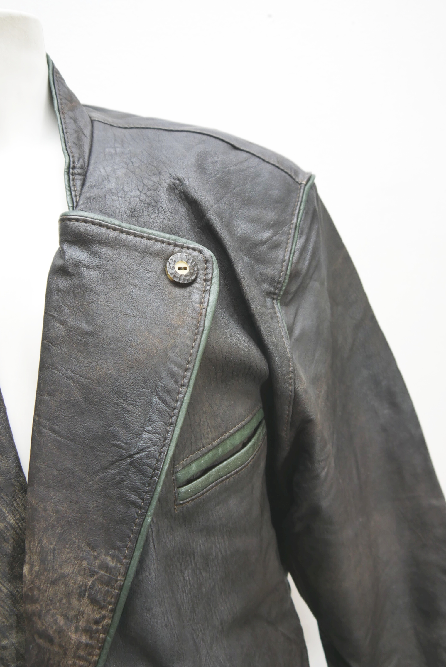 lederjanker-trachtenjacke-glattleder-hirschleder-ziegenvelour-leder-laessig-janker-wildleder-jacke-vintage-second-hand-gebrauchte-lederjacke-hele030-29