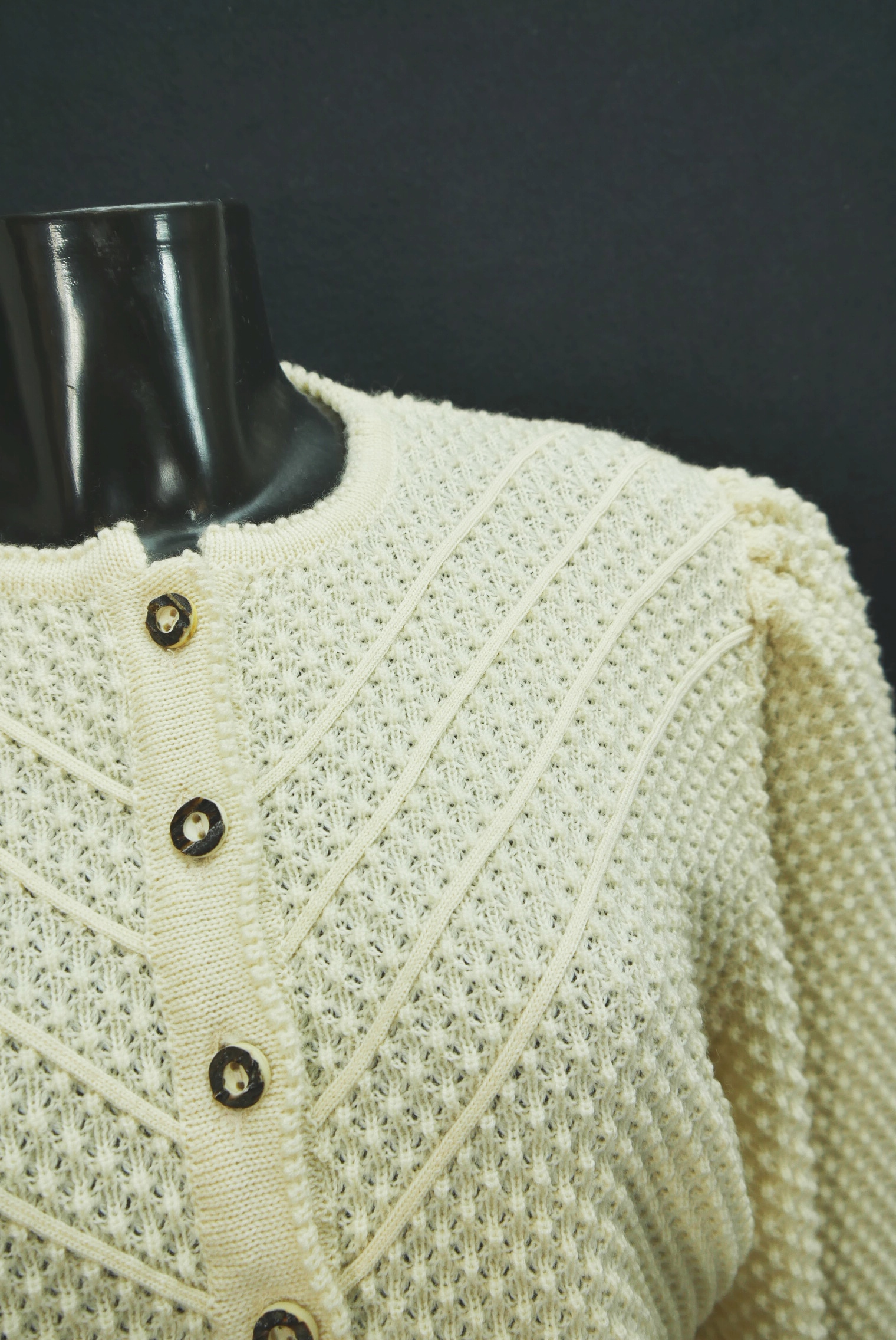 schurwolle-strickjacke-teilweise-handarbeit-gebrauchte-vintage-trachten-jacke-damen-wolle-trachtenjacke-second-hand-janker-dirndljacke-dawa162-38