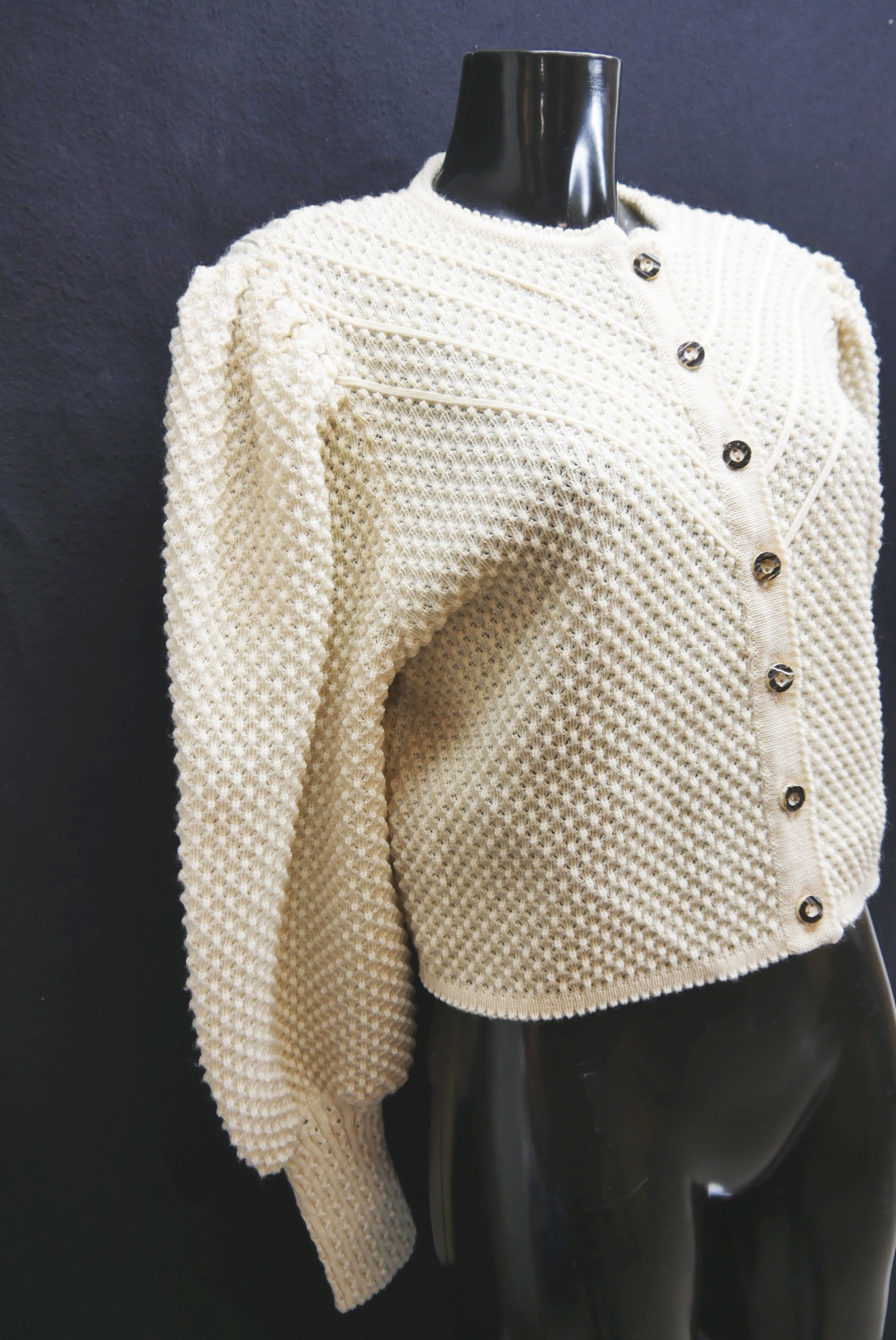 schurwolle-strickjacke-teilweise-handarbeit-gebrauchte-vintage-trachten-jacke-damen-wolle-trachtenjacke-second-hand-janker-dirndljacke-dawa162-39