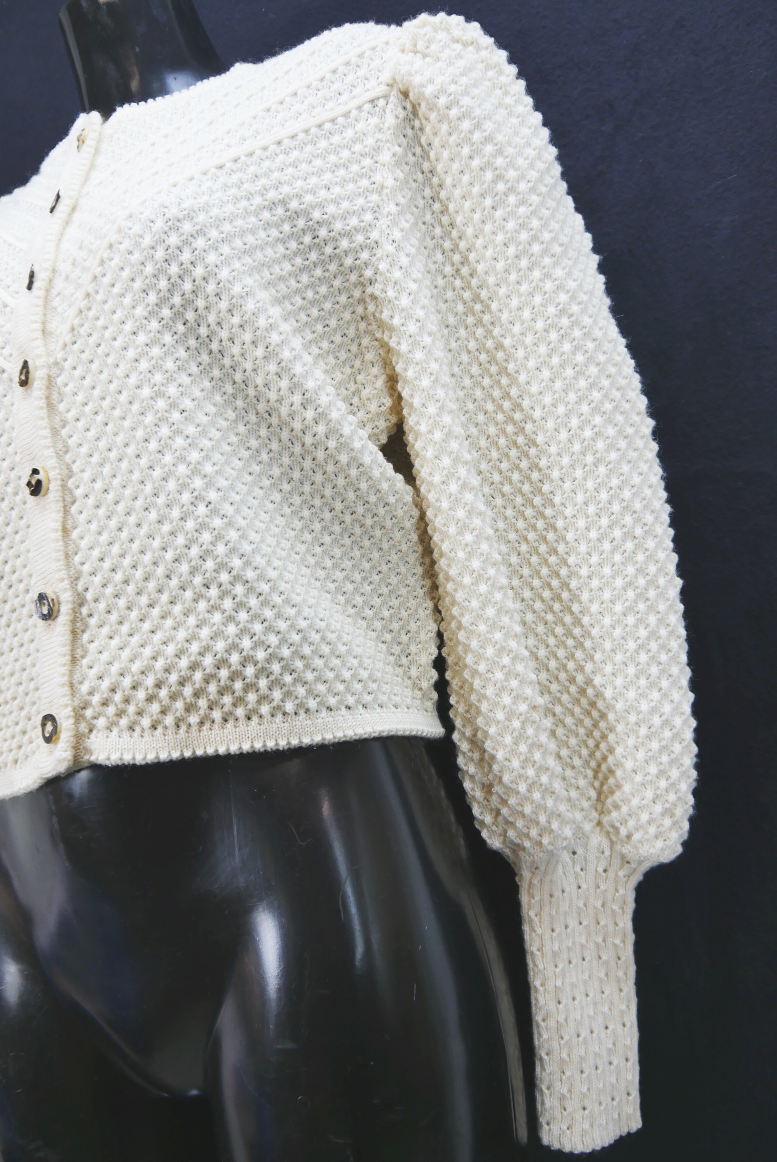 schurwolle-strickjacke-teilweise-handarbeit-gebrauchte-vintage-trachten-jacke-damen-wolle-trachtenjacke-second-hand-janker-dirndljacke-dawa162-40