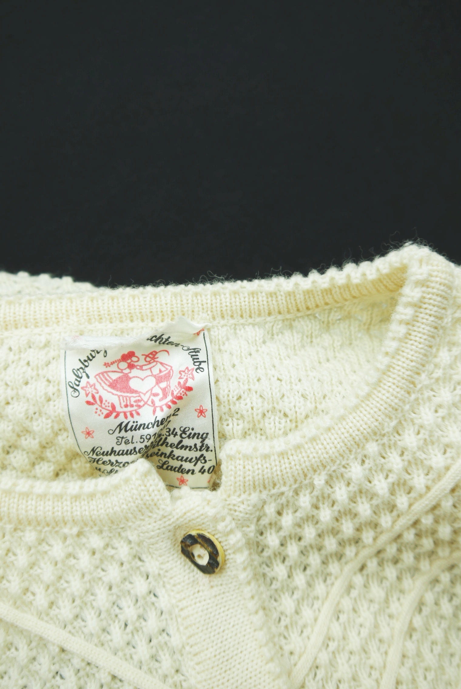 schurwolle-strickjacke-teilweise-handarbeit-gebrauchte-vintage-trachten-jacke-damen-wolle-trachtenjacke-second-hand-janker-dirndljacke-dawa162-42