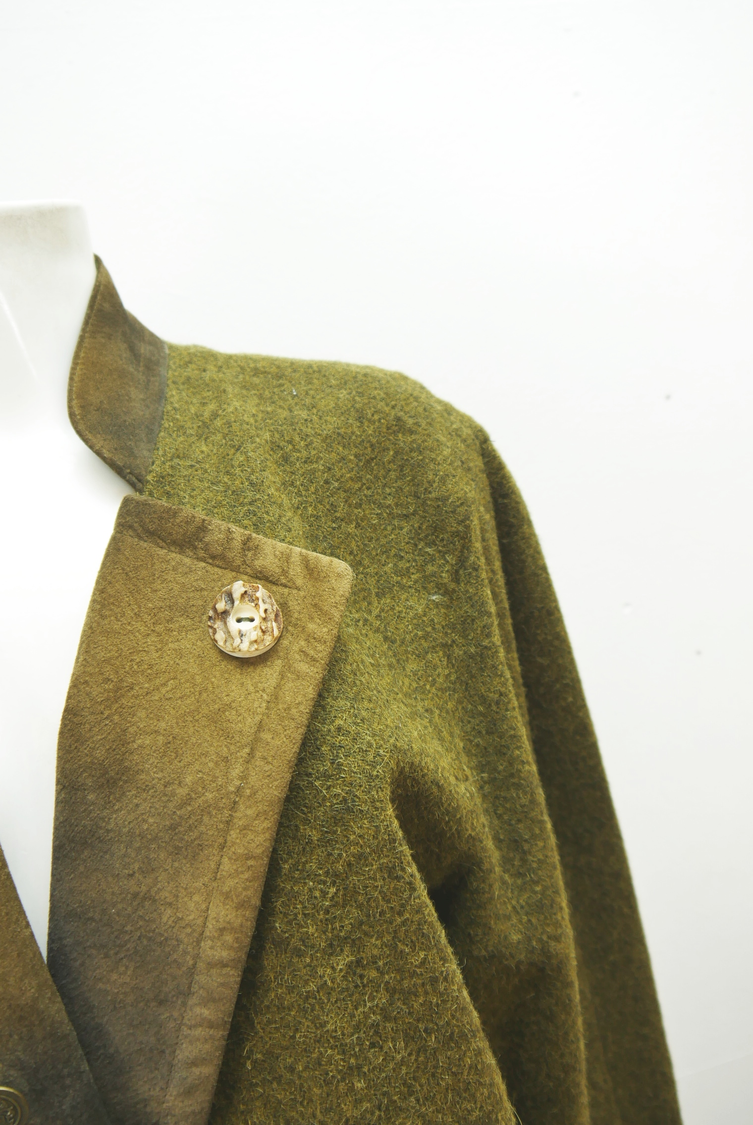 walkjacke-strickjacke-teilweise-handarbeit-gebraucht-vintage-trachten-jacke-damen-wolle-trachtenjacke-second-hand-janker-winterjacke-dawa156-14