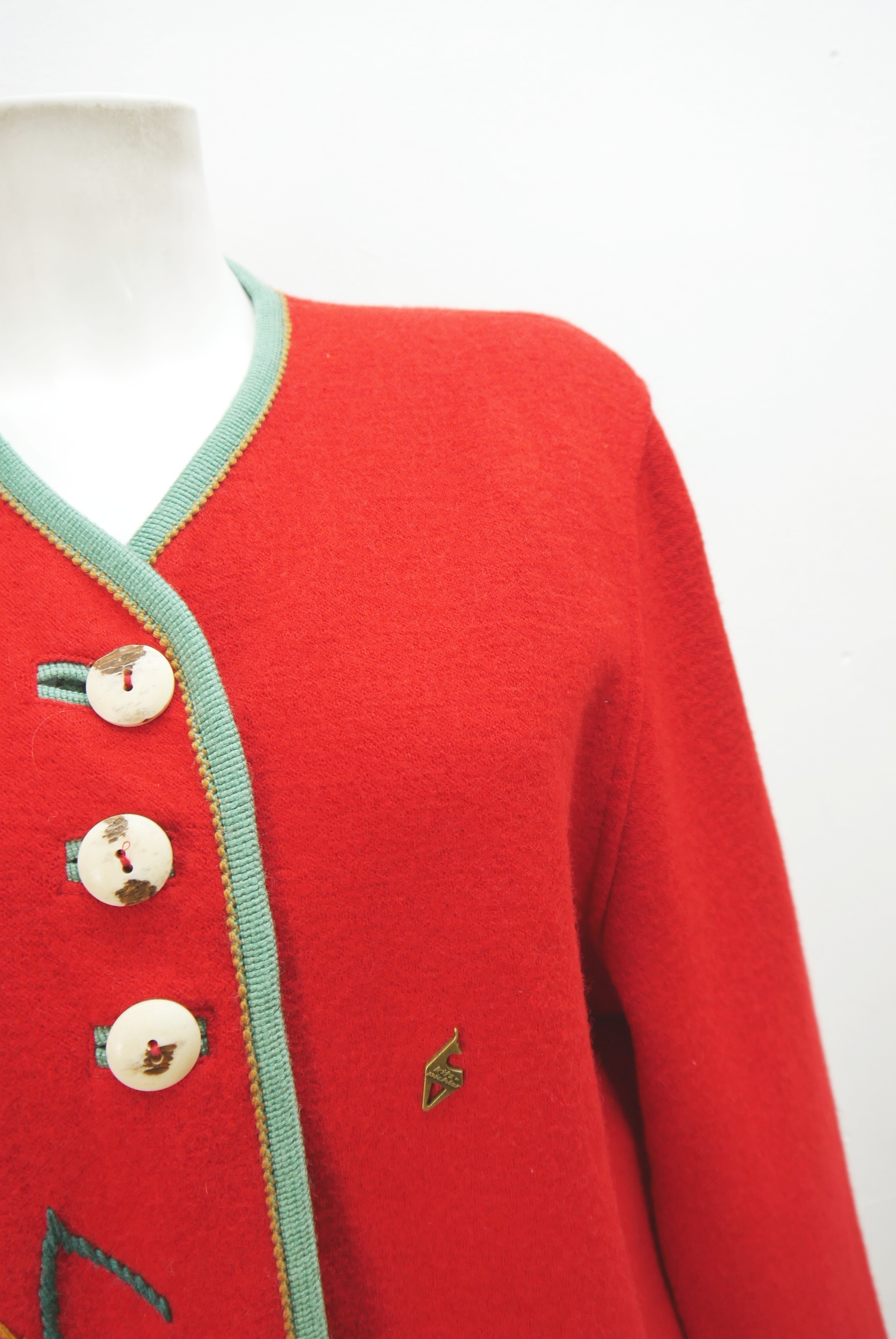 walkjacke-strickjacke-teilweise-handarbeit-gebrauchte-vintage-trachten-jacke-damen-wolle-trachtenjacke-second-hand-janker-winterjacke-dawa158-25