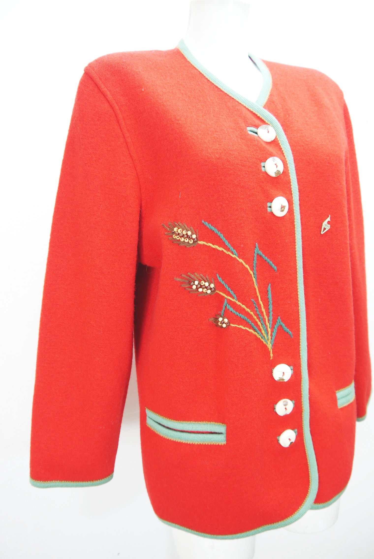 walkjacke-strickjacke-teilweise-handarbeit-gebrauchte-vintage-trachten-jacke-damen-wolle-trachtenjacke-second-hand-janker-winterjacke-dawa158-26