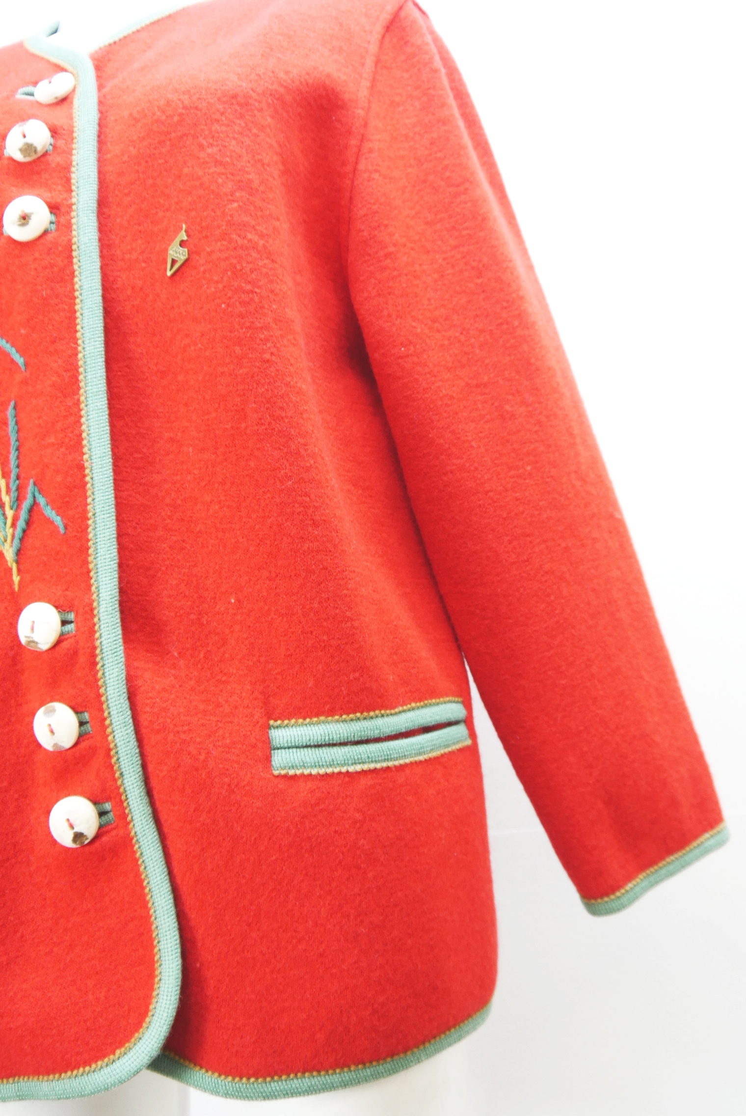 walkjacke-strickjacke-teilweise-handarbeit-gebrauchte-vintage-trachten-jacke-damen-wolle-trachtenjacke-second-hand-janker-winterjacke-dawa158-27