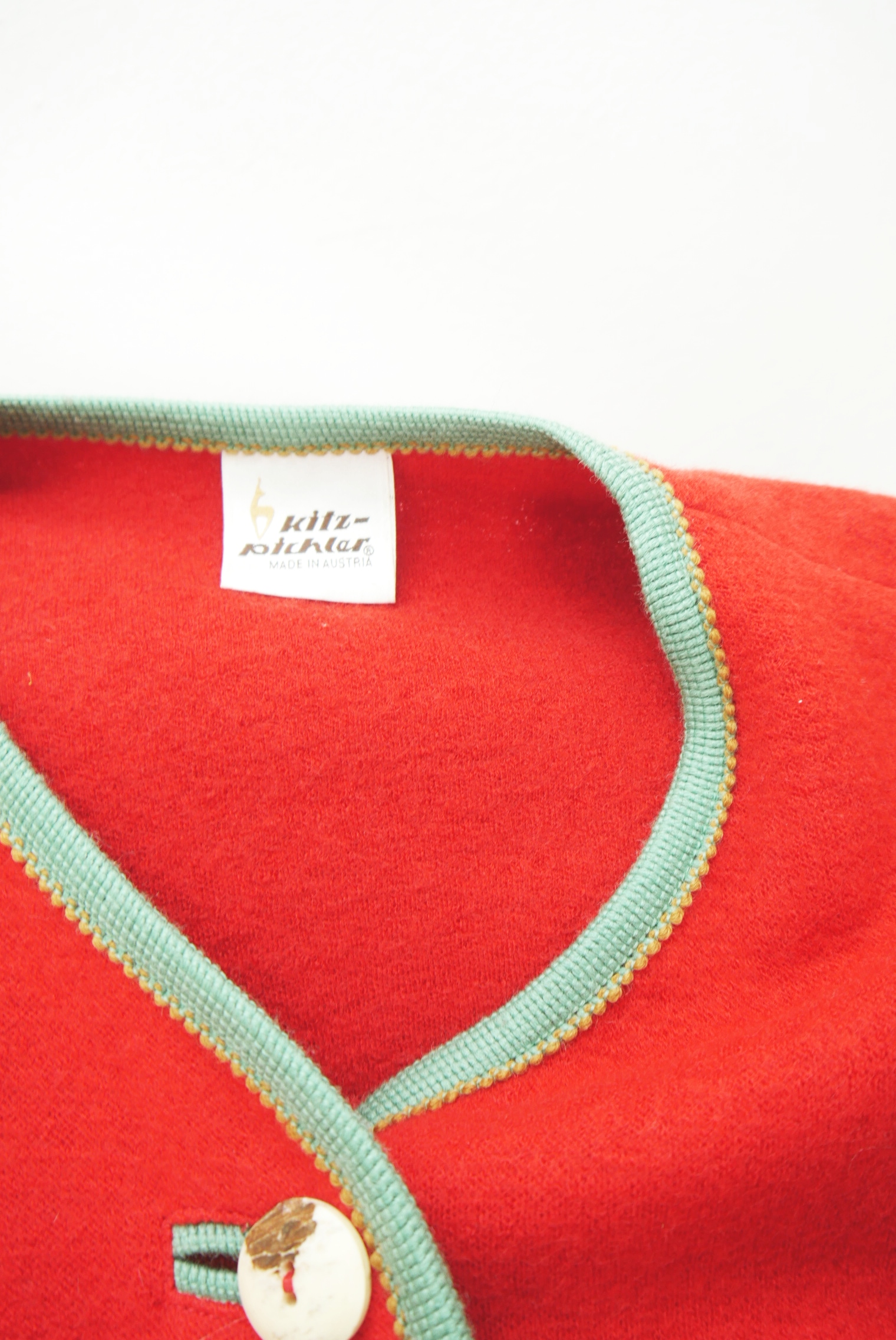 walkjacke-strickjacke-teilweise-handarbeit-gebrauchte-vintage-trachten-jacke-damen-wolle-trachtenjacke-second-hand-janker-winterjacke-dawa158-29