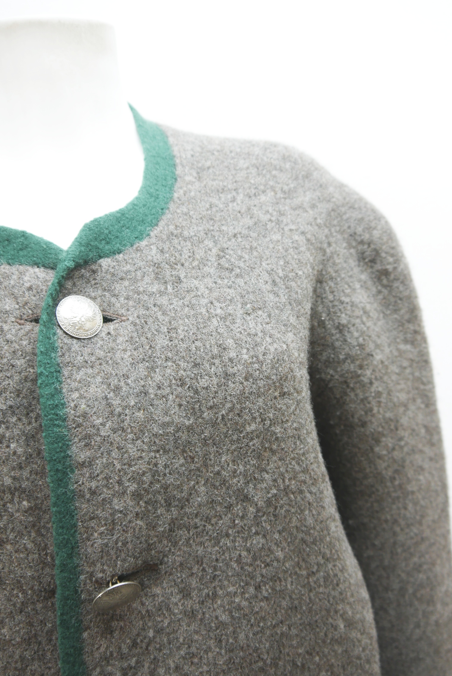 walkjacke-strickjacke-teilweise-handarbeit-gebrauchte-vintage-trachten-jacke-damen-wolle-trachtenjacke-second-hand-janker-winterjacke-dawa158-31