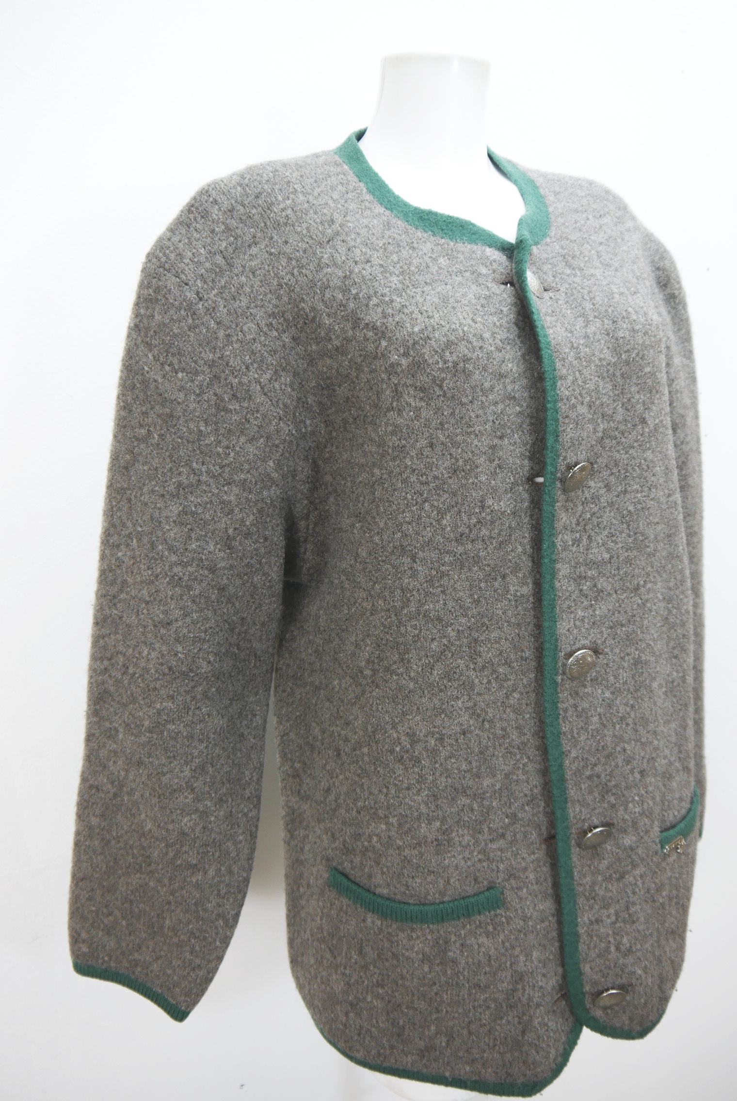 walkjacke-strickjacke-teilweise-handarbeit-gebrauchte-vintage-trachten-jacke-damen-wolle-trachtenjacke-second-hand-janker-winterjacke-dawa158-32