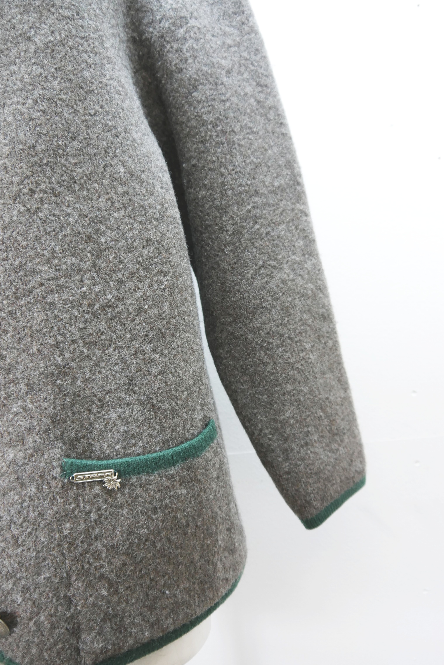 walkjacke-strickjacke-teilweise-handarbeit-gebrauchte-vintage-trachten-jacke-damen-wolle-trachtenjacke-second-hand-janker-winterjacke-dawa158-33