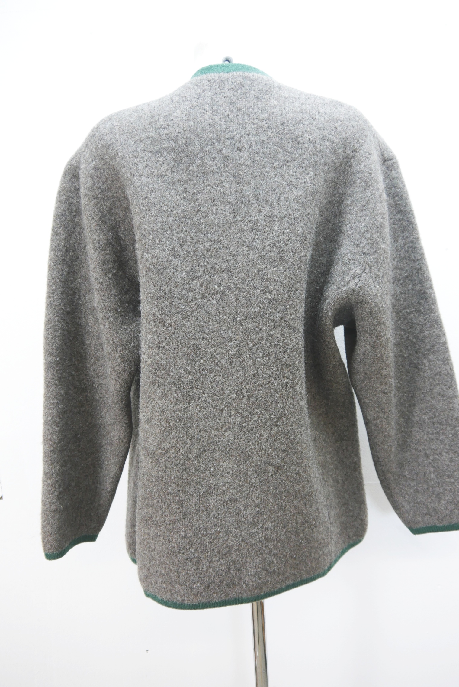 walkjacke-strickjacke-teilweise-handarbeit-gebrauchte-vintage-trachten-jacke-damen-wolle-trachtenjacke-second-hand-janker-winterjacke-dawa158-34