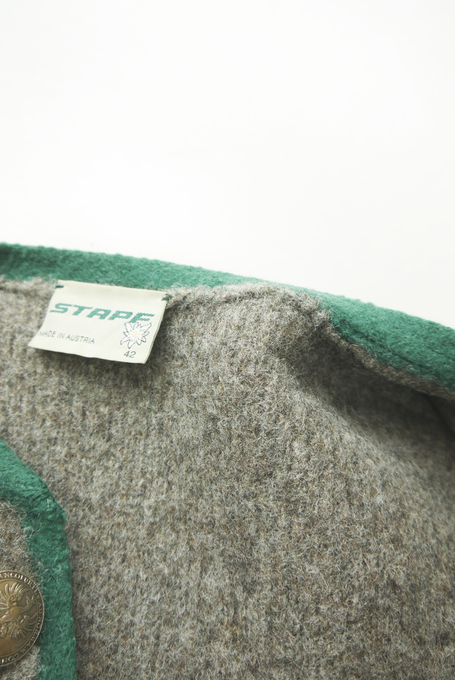 walkjacke-strickjacke-teilweise-handarbeit-gebrauchte-vintage-trachten-jacke-damen-wolle-trachtenjacke-second-hand-janker-winterjacke-dawa158-35