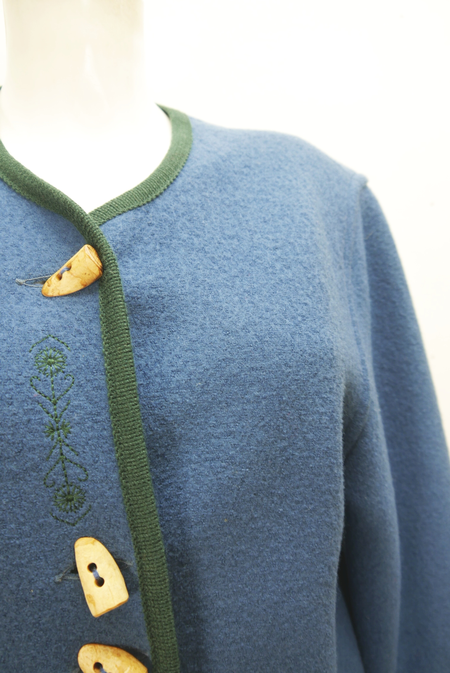 walkjacke-strickjacke-teilweise-handarbeit-gebrauchte-vintage-trachten-jacke-damen-wolle-trachtenjacke-second-hand-janker-winterjacke-dawa160-2