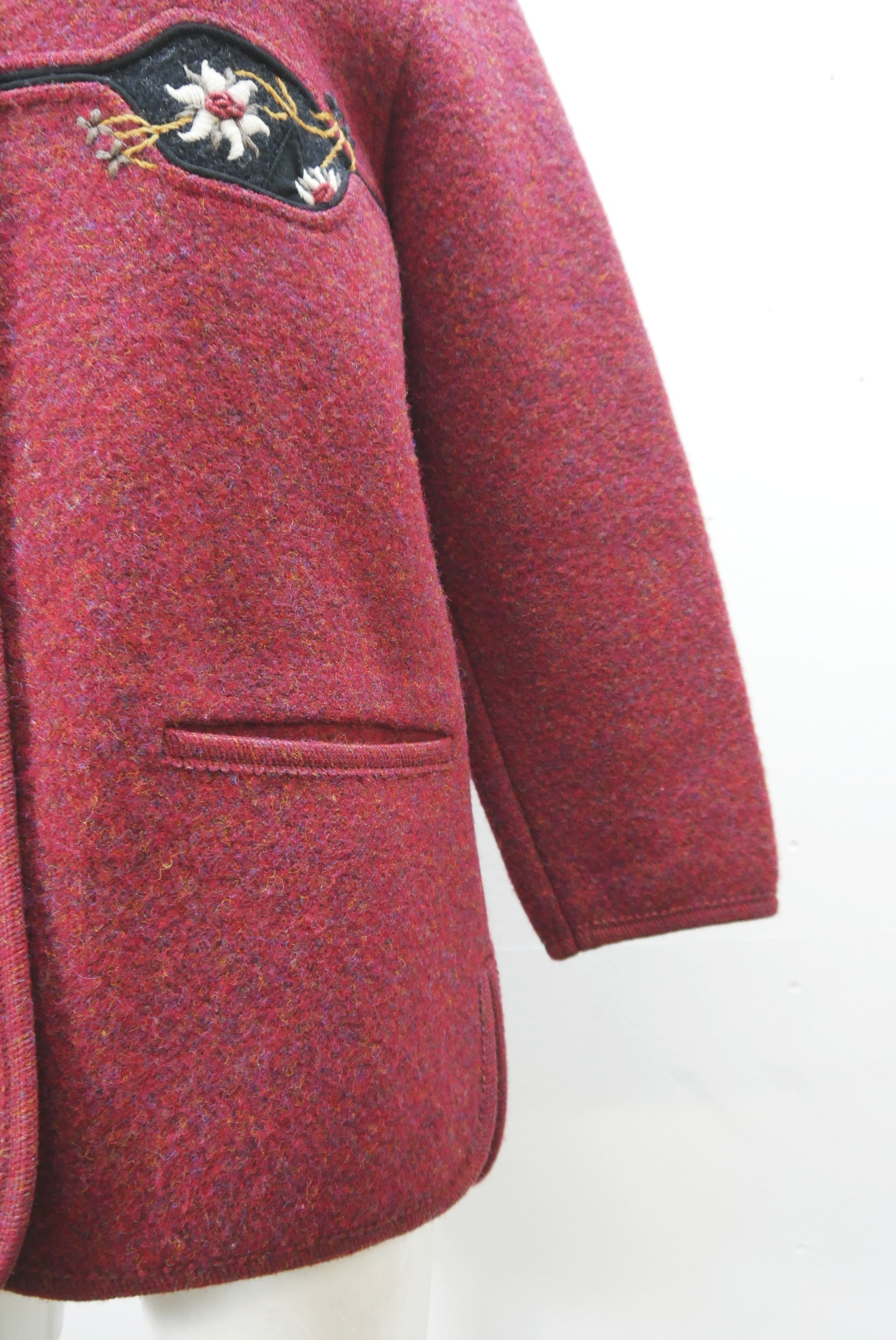 walkjacke-strickjacke-teilweise-handarbeit-gebrauchte-vintage-trachten-jacke-damen-wolle-trachtenjacke-second-hand-janker-winterjacke-dawa160-22