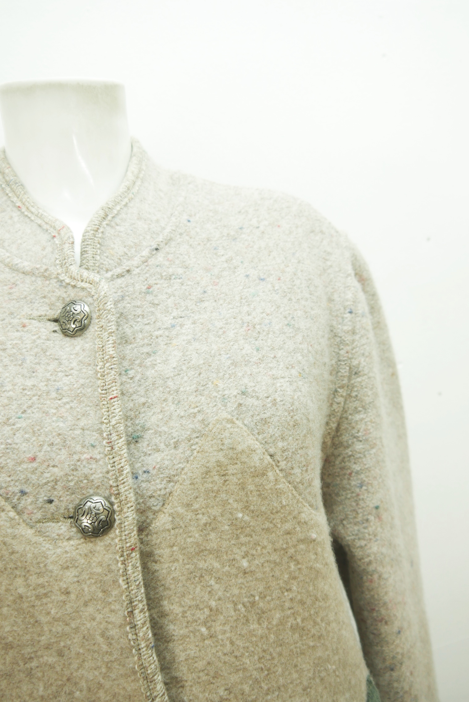 walkjacke-strickjacke-teilweise-handarbeit-gebrauchte-vintage-trachten-jacke-damen-wolle-trachtenjacke-second-hand-janker-winterjacke-dawa160-26