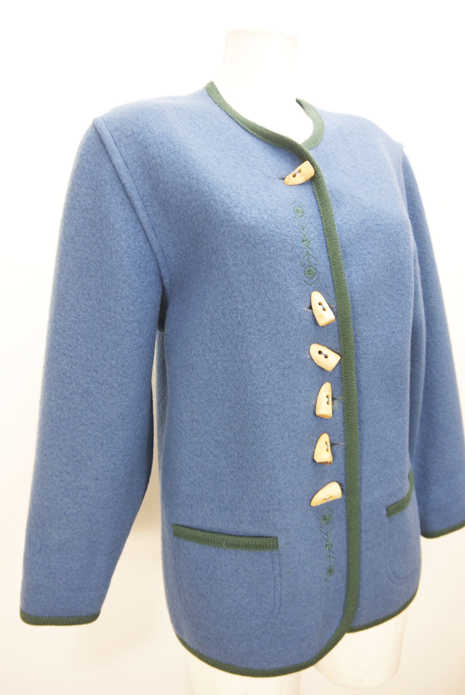 walkjacke-strickjacke-teilweise-handarbeit-gebrauchte-vintage-trachten-jacke-damen-wolle-trachtenjacke-second-hand-janker-winterjacke-dawa160-3