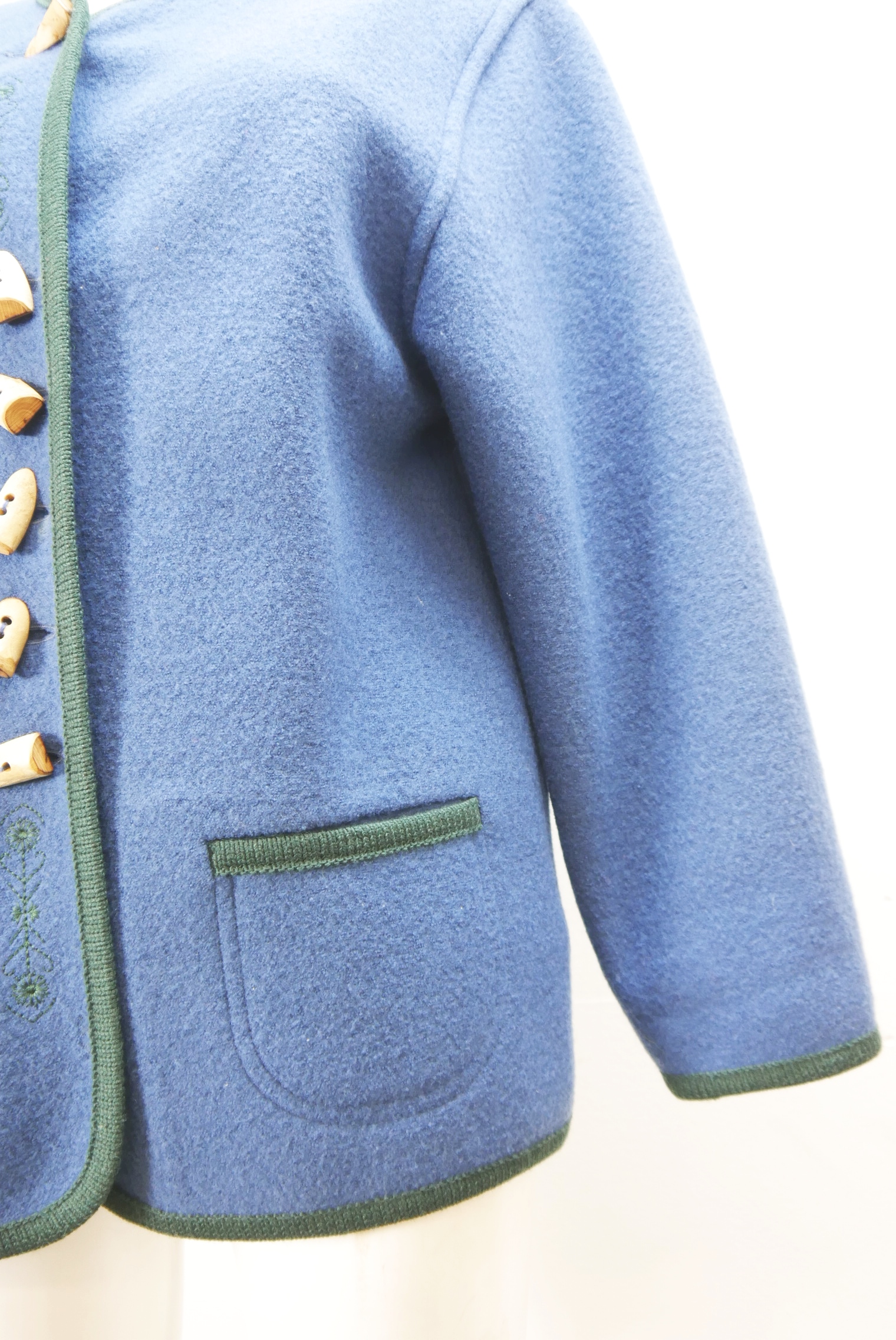 walkjacke-strickjacke-teilweise-handarbeit-gebrauchte-vintage-trachten-jacke-damen-wolle-trachtenjacke-second-hand-janker-winterjacke-dawa160-4