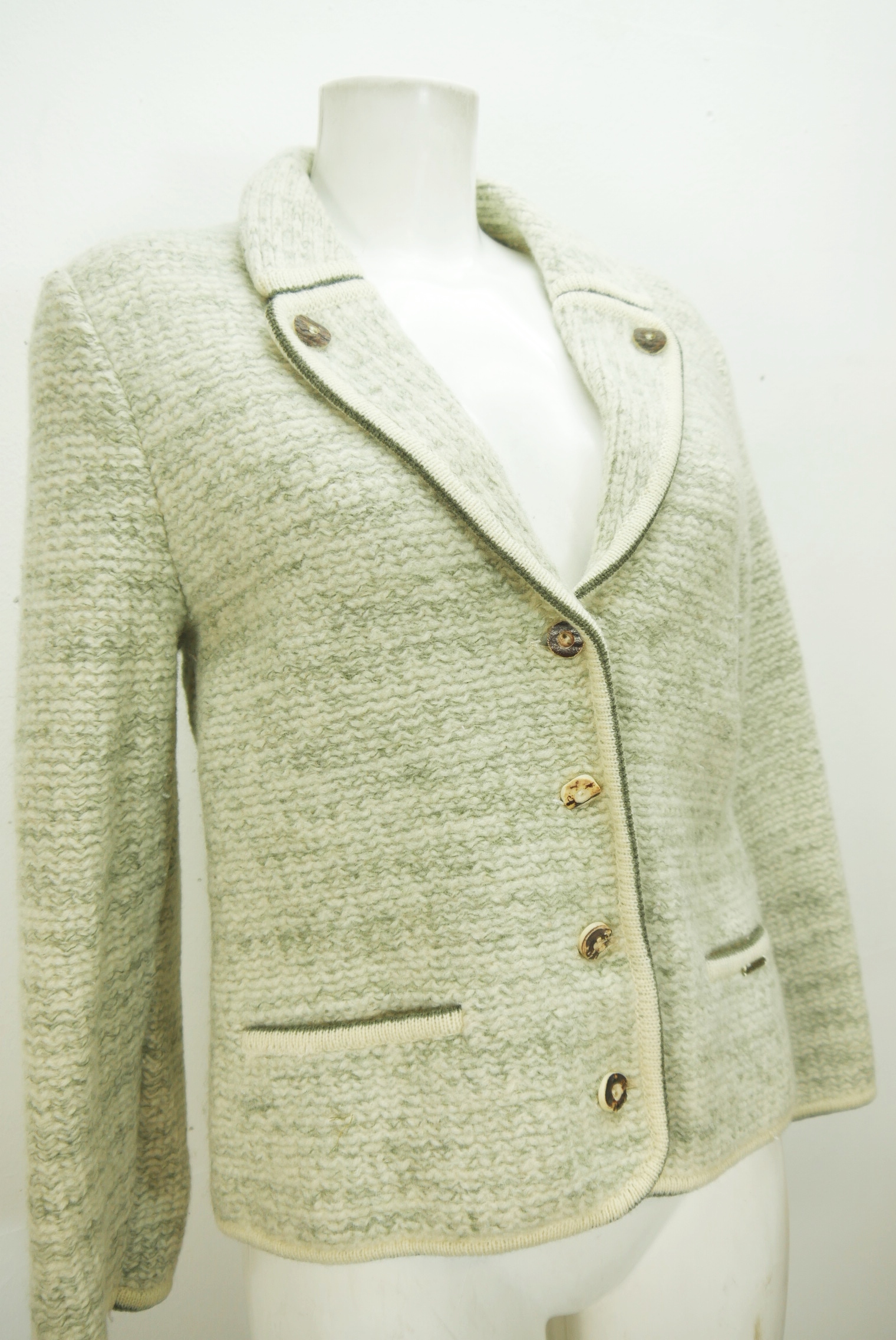 walkjacke-strickjacke-teilweise-handarbeit-gebrauchte-vintage-trachten-jacke-damen-wolle-trachtenjacke-second-hand-janker-winterjacke-dawa160-46