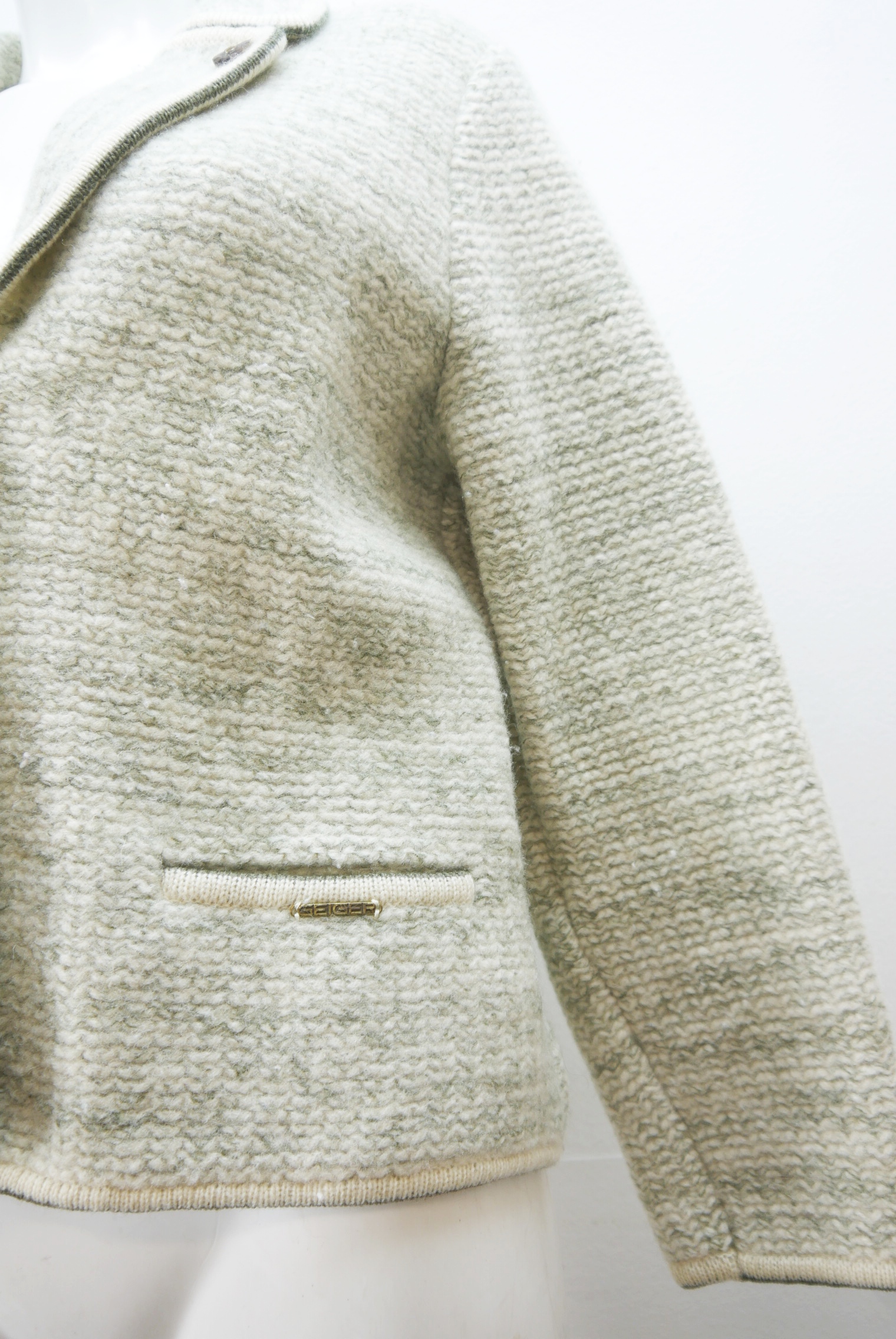 walkjacke-strickjacke-teilweise-handarbeit-gebrauchte-vintage-trachten-jacke-damen-wolle-trachtenjacke-second-hand-janker-winterjacke-dawa160-47