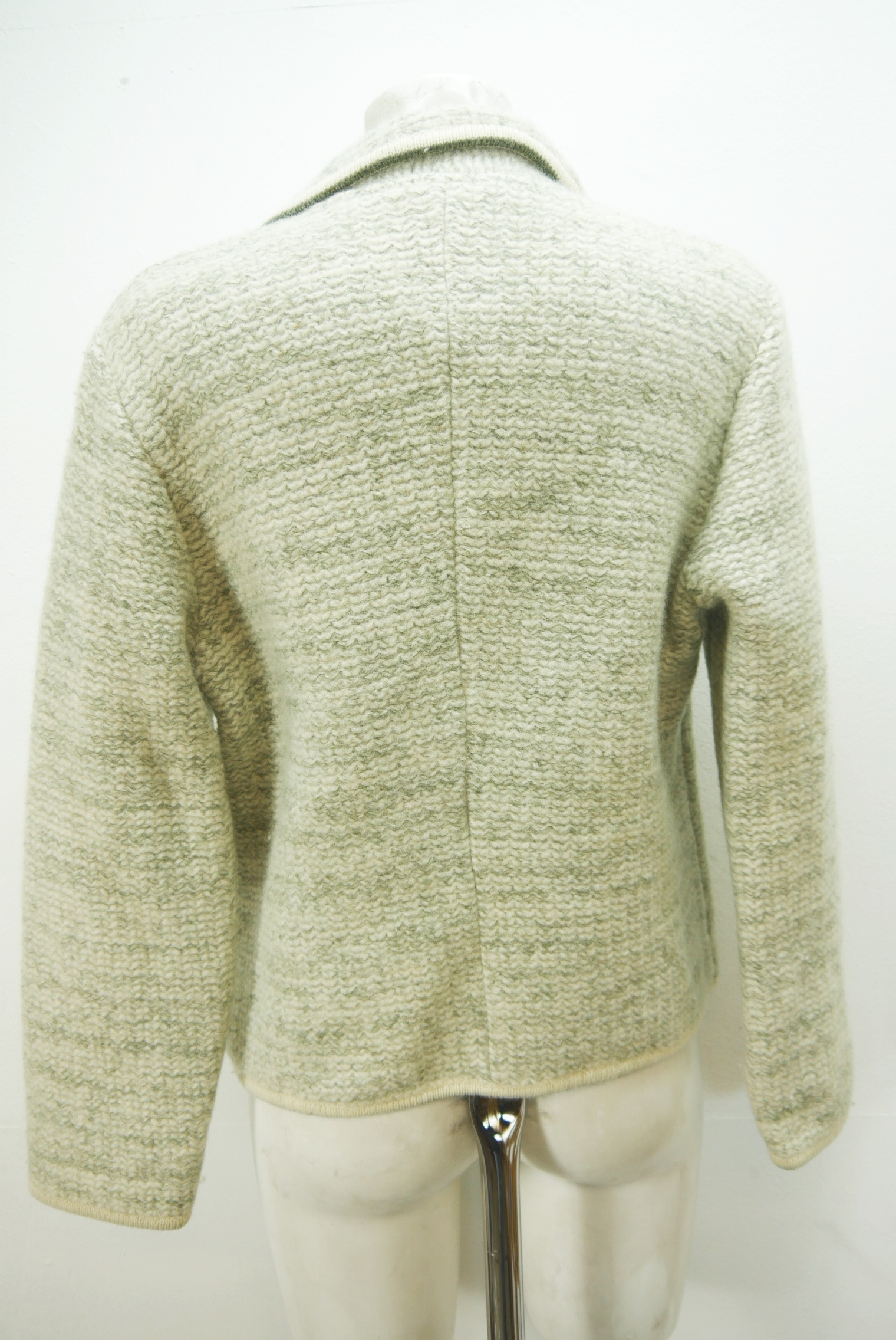 walkjacke-strickjacke-teilweise-handarbeit-gebrauchte-vintage-trachten-jacke-damen-wolle-trachtenjacke-second-hand-janker-winterjacke-dawa160-48