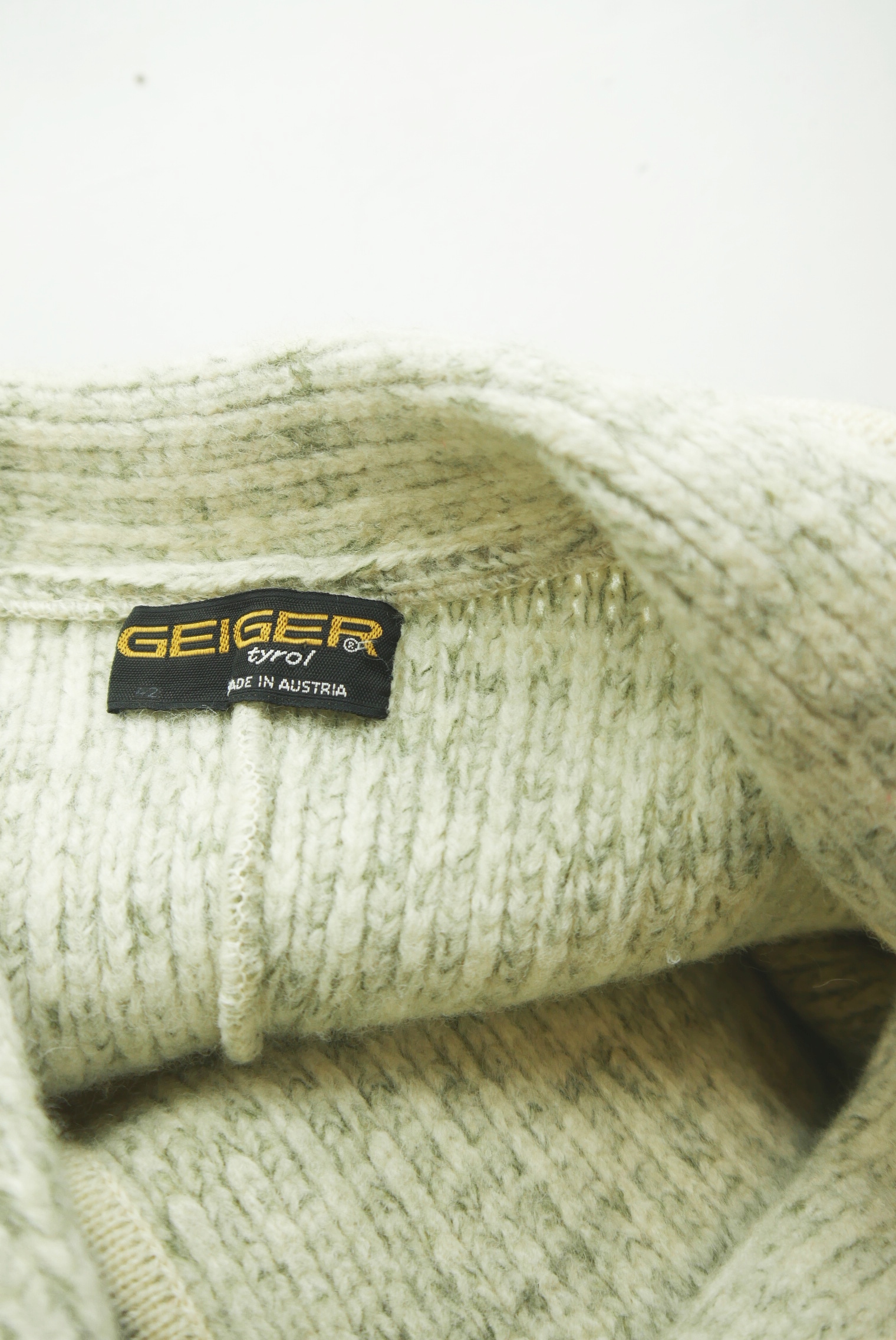 walkjacke-strickjacke-teilweise-handarbeit-gebrauchte-vintage-trachten-jacke-damen-wolle-trachtenjacke-second-hand-janker-winterjacke-dawa160-49