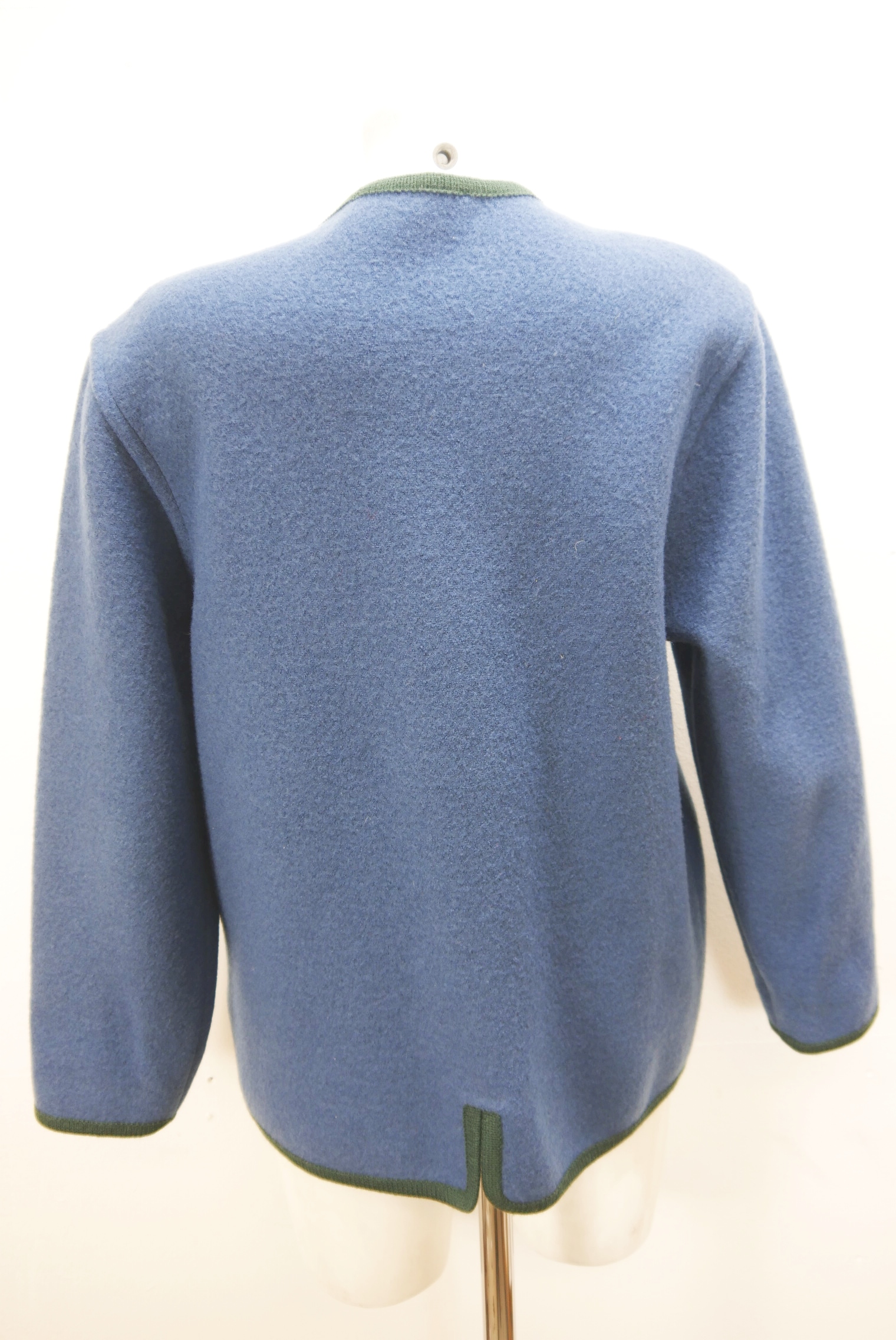 walkjacke-strickjacke-teilweise-handarbeit-gebrauchte-vintage-trachten-jacke-damen-wolle-trachtenjacke-second-hand-janker-winterjacke-dawa160-5