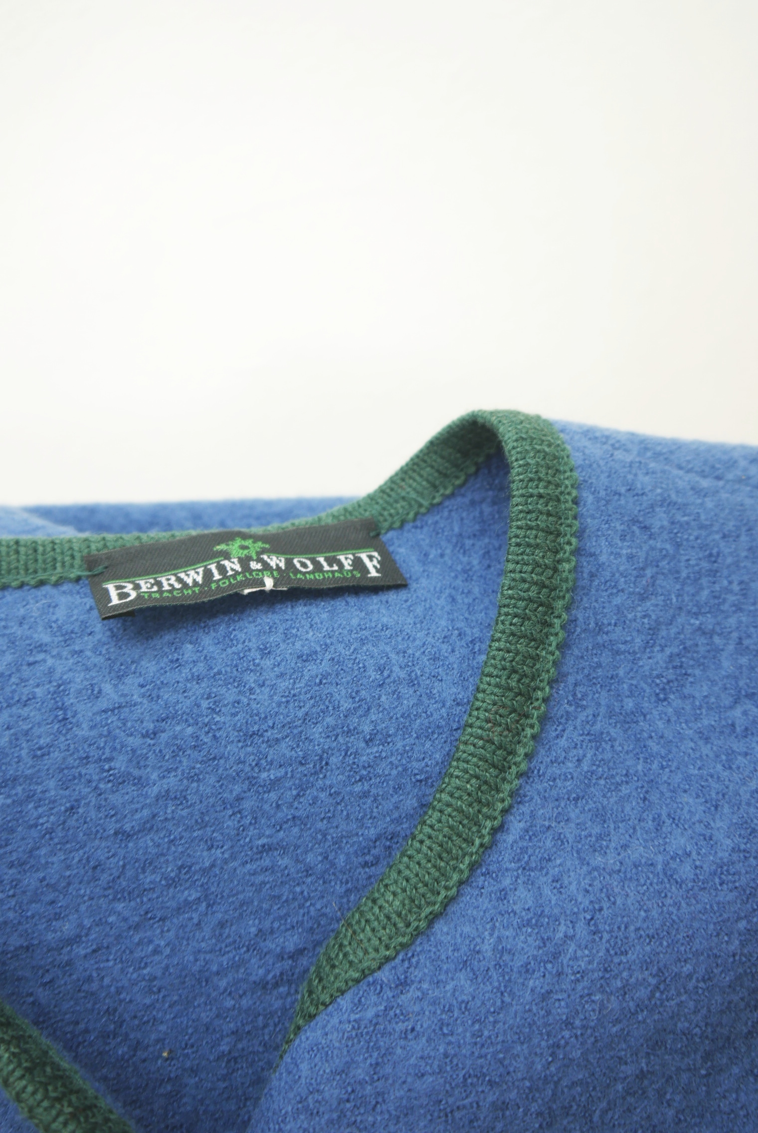 walkjacke-strickjacke-teilweise-handarbeit-gebrauchte-vintage-trachten-jacke-damen-wolle-trachtenjacke-second-hand-janker-winterjacke-dawa160-6