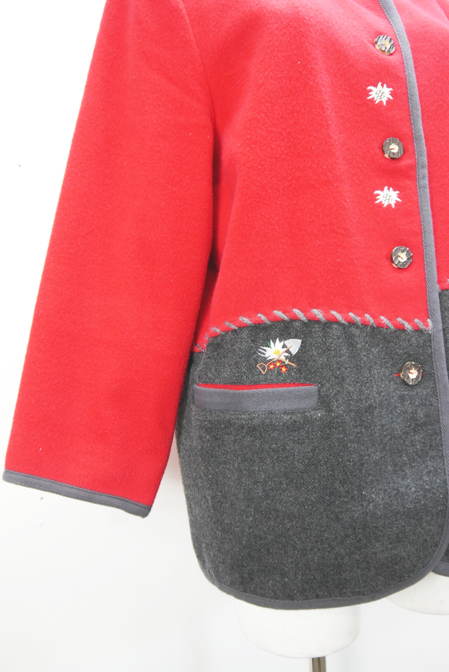 walkjacke-strickjacke-teilweise-handarbeit-gebrauchte-vintage-trachten-jacke-damen-wolle-trachtenjacke-second-hand-janker-winterjacke-dawa161-3