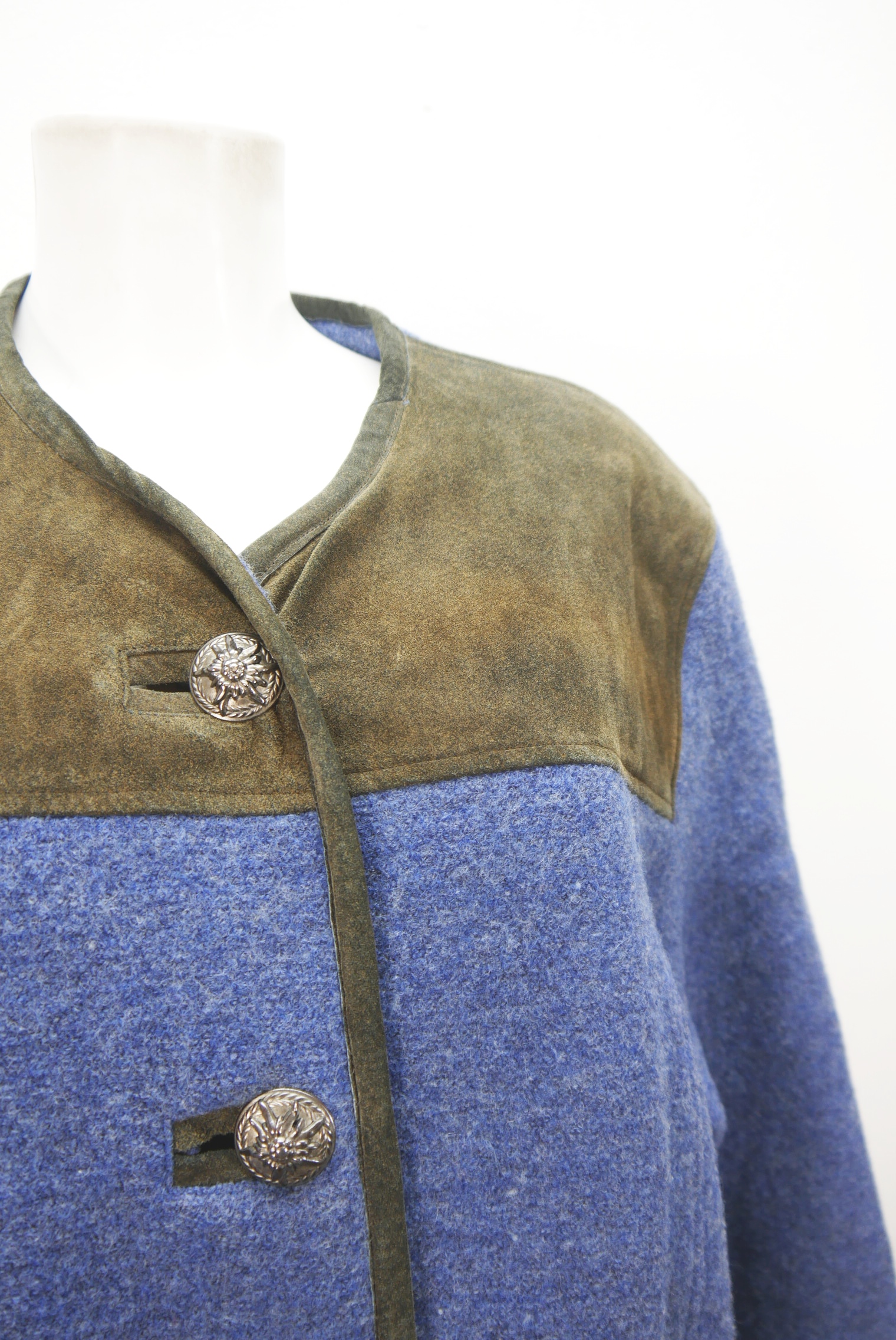 walkjacke-strickjacke-teilweise-handarbeit-gebrauchte-vintage-trachten-jacke-damen-wolle-trachtenjacke-second-hand-janker-winterjacke-dawa162-2