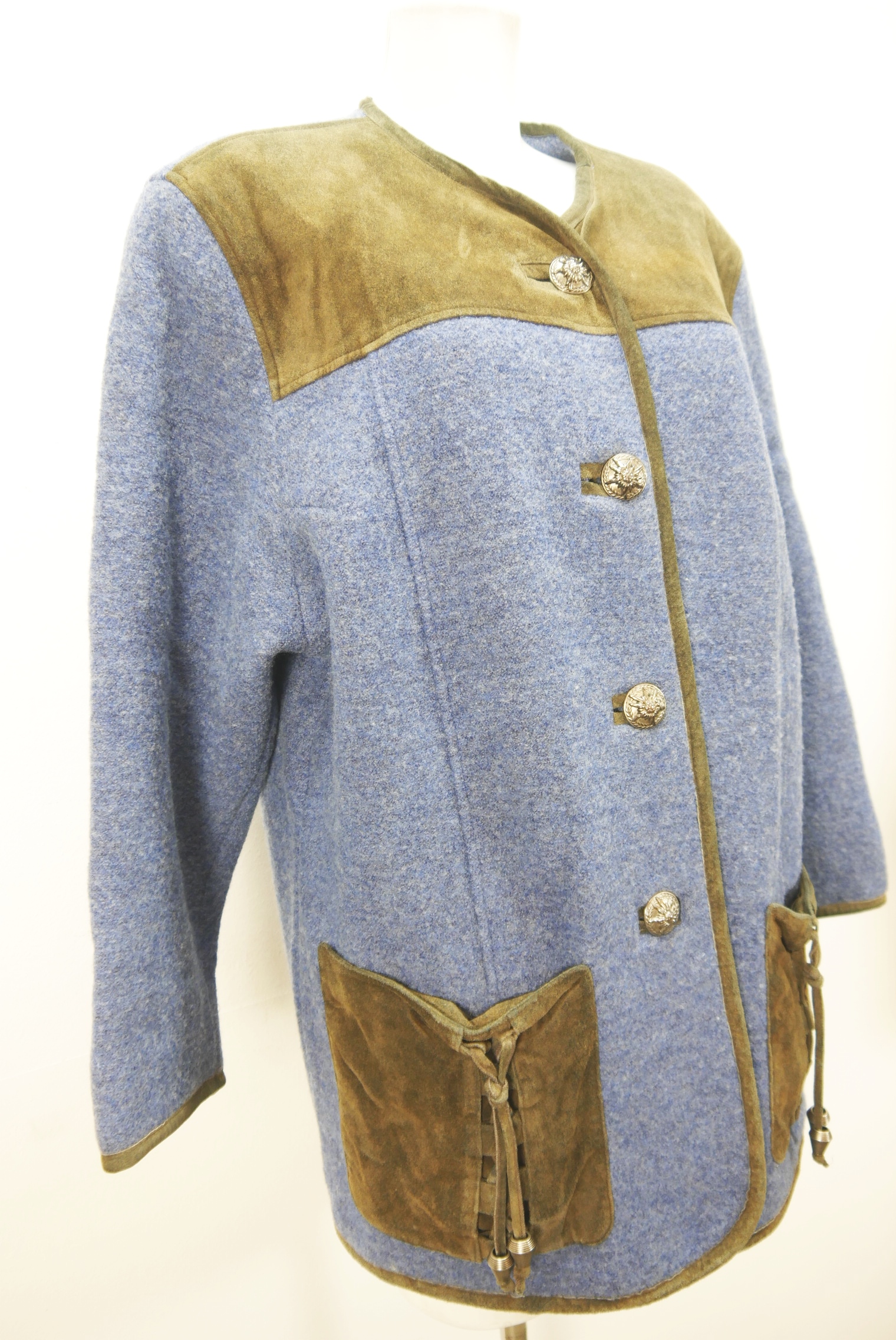 walkjacke-strickjacke-teilweise-handarbeit-gebrauchte-vintage-trachten-jacke-damen-wolle-trachtenjacke-second-hand-janker-winterjacke-dawa162-3