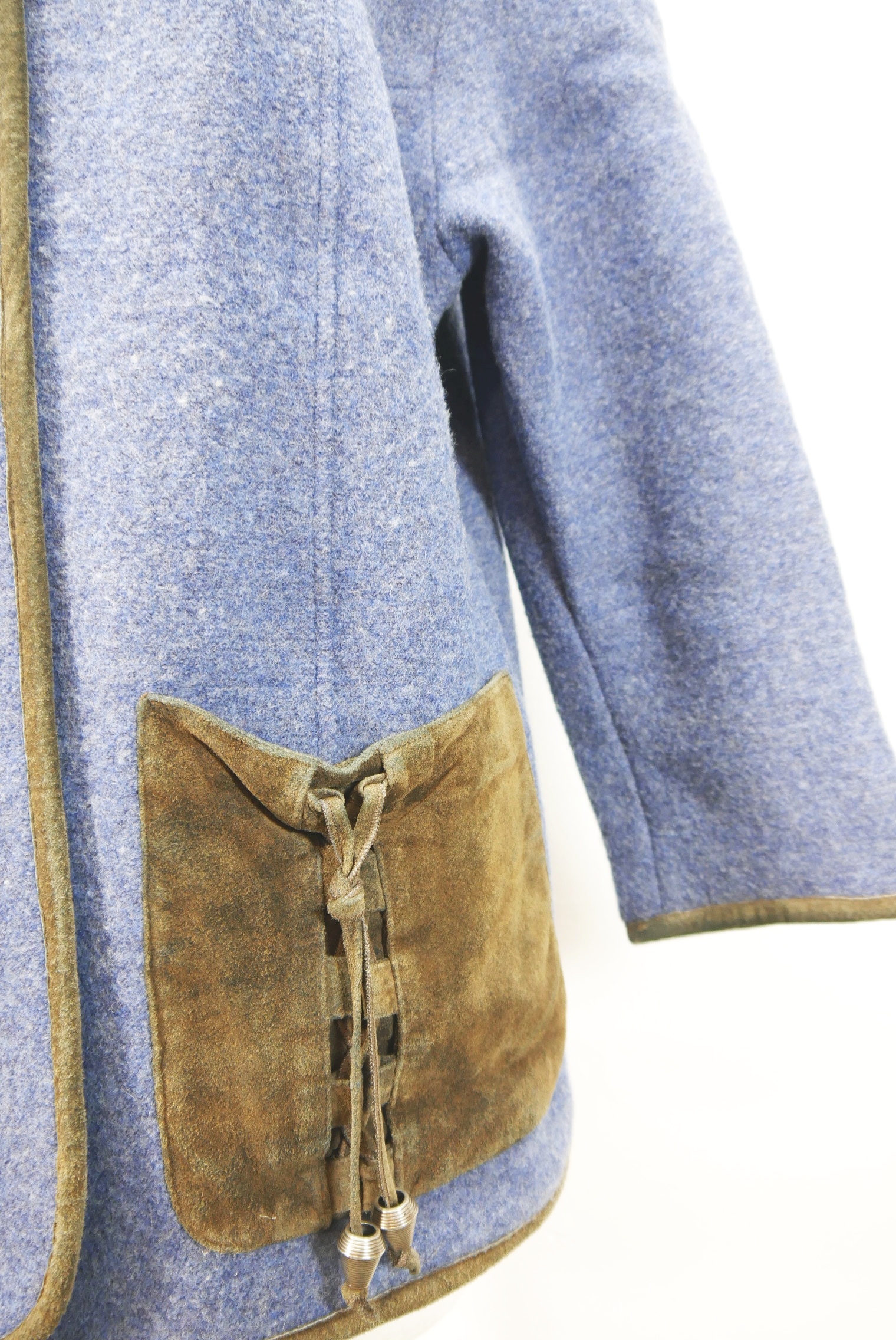 walkjacke-strickjacke-teilweise-handarbeit-gebrauchte-vintage-trachten-jacke-damen-wolle-trachtenjacke-second-hand-janker-winterjacke-dawa162-4