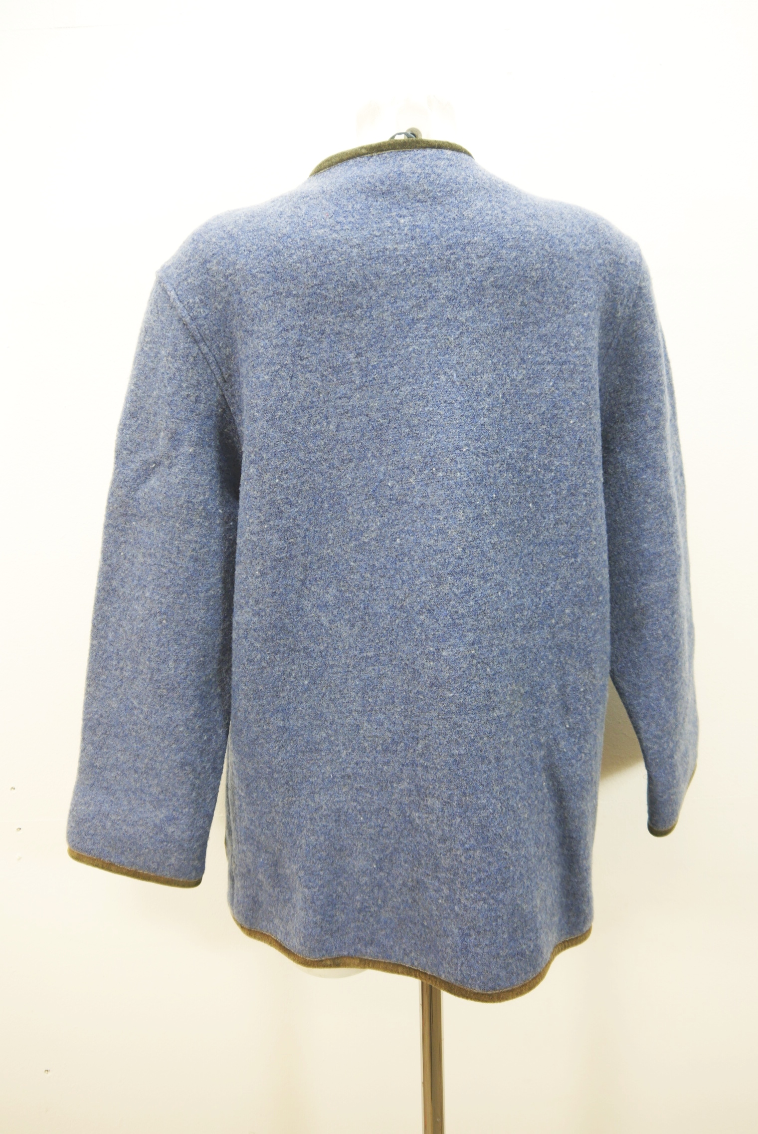 walkjacke-strickjacke-teilweise-handarbeit-gebrauchte-vintage-trachten-jacke-damen-wolle-trachtenjacke-second-hand-janker-winterjacke-dawa162-5