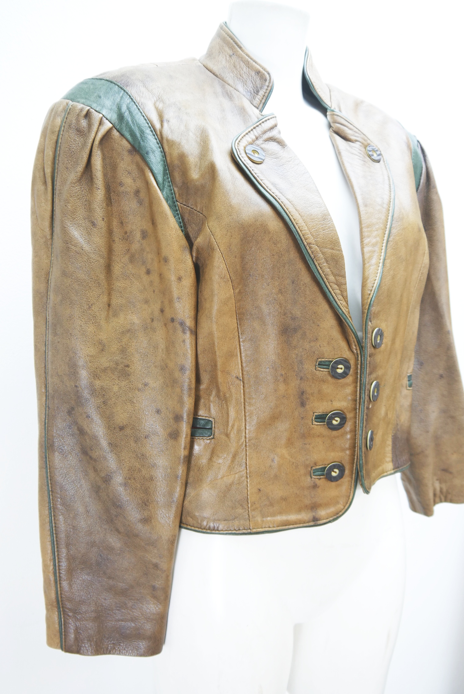 lederjacke-blazer-vintage-janker-damen-trachenjacke-leder-jacke-trachten-kurz-lang-sommer-individuell-tailliert-gebraucht-second-hand-80er-90er-lederjacke-dalo042-10