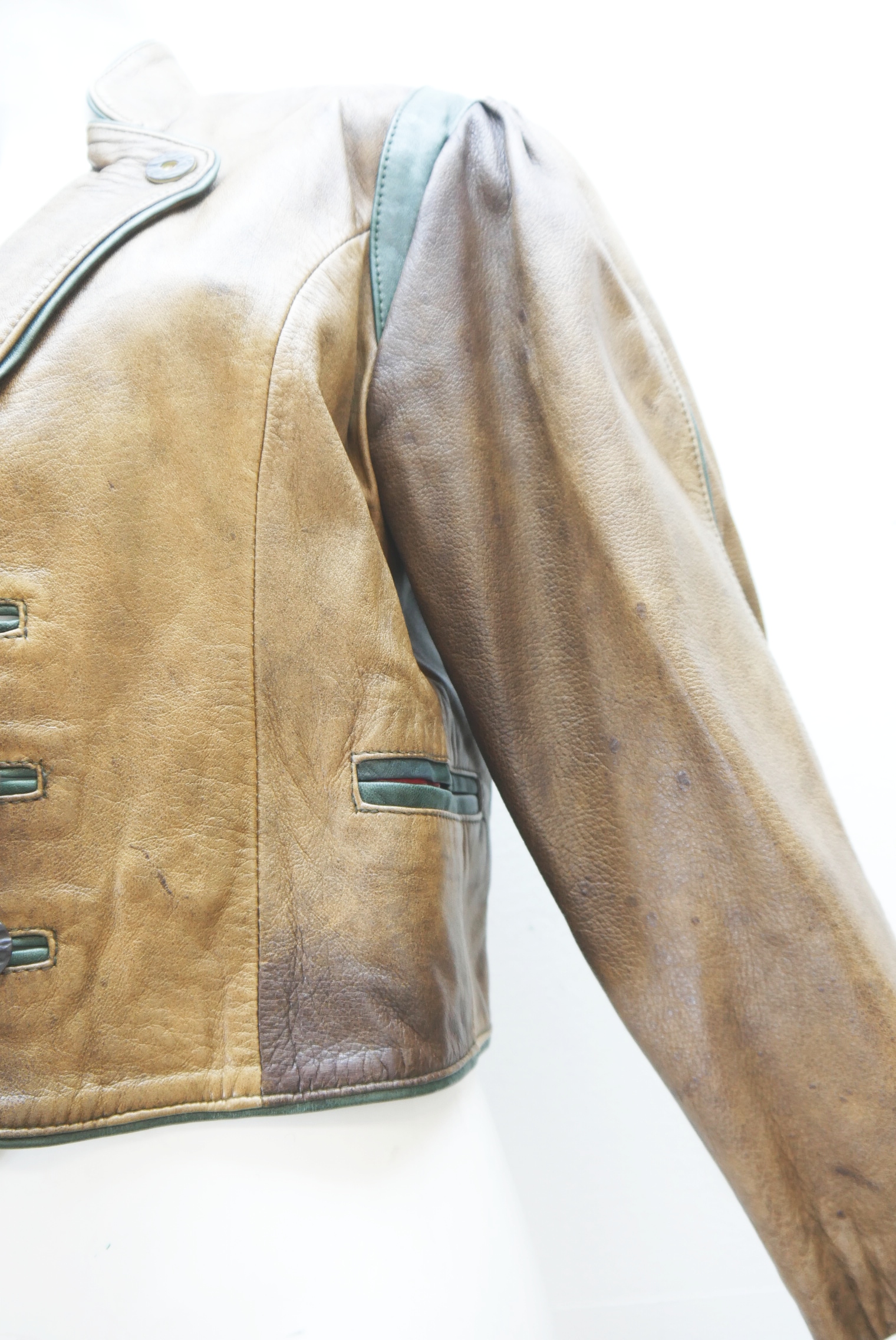 lederjacke-blazer-vintage-janker-damen-trachenjacke-leder-jacke-trachten-kurz-lang-sommer-individuell-tailliert-gebraucht-second-hand-80er-90er-lederjacke-dalo042-11