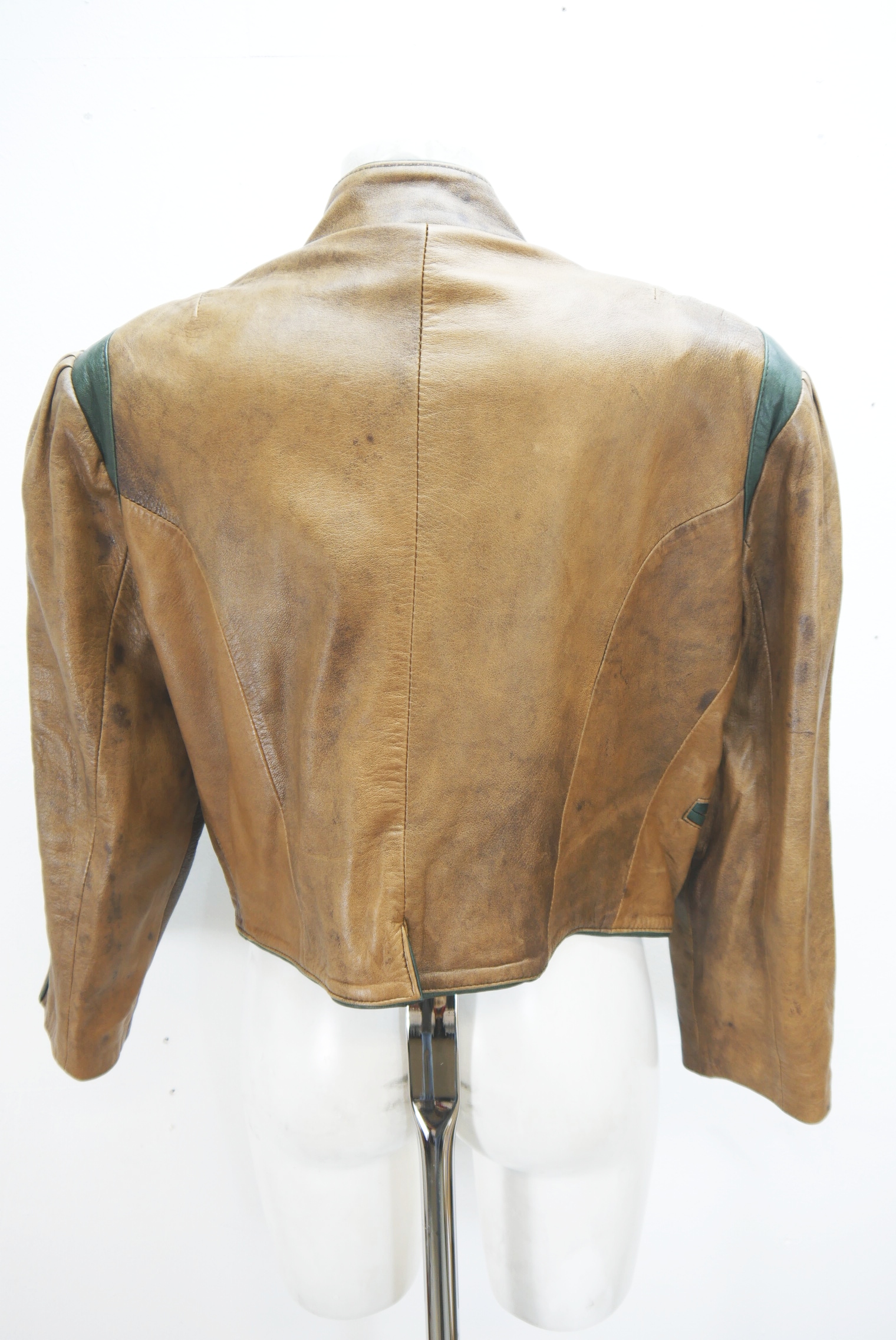 lederjacke-blazer-vintage-janker-damen-trachenjacke-leder-jacke-trachten-kurz-lang-sommer-individuell-tailliert-gebraucht-second-hand-80er-90er-lederjacke-dalo042-12