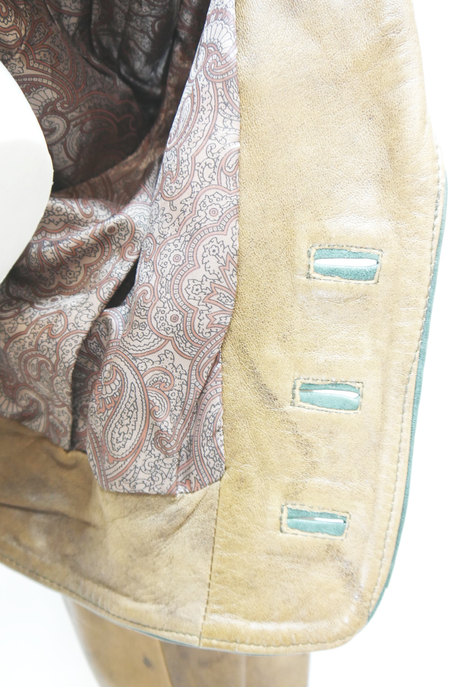 lederjacke-blazer-vintage-janker-damen-trachenjacke-leder-jacke-trachten-kurz-lang-sommer-individuell-tailliert-gebraucht-second-hand-80er-90er-lederjacke-dalo042-13